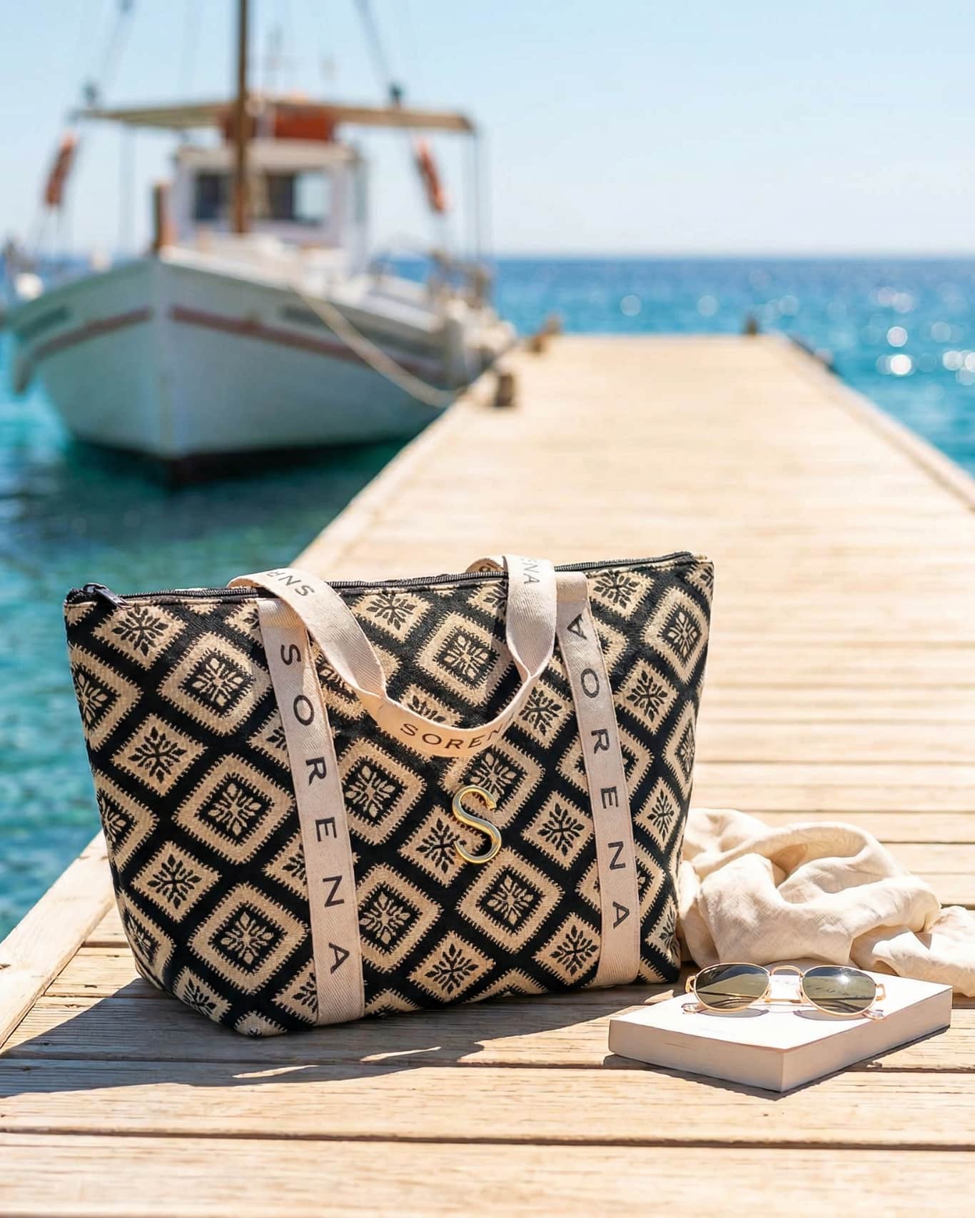 Sorena XXL Reisetasche handgemacht auf einem Steg am Meer