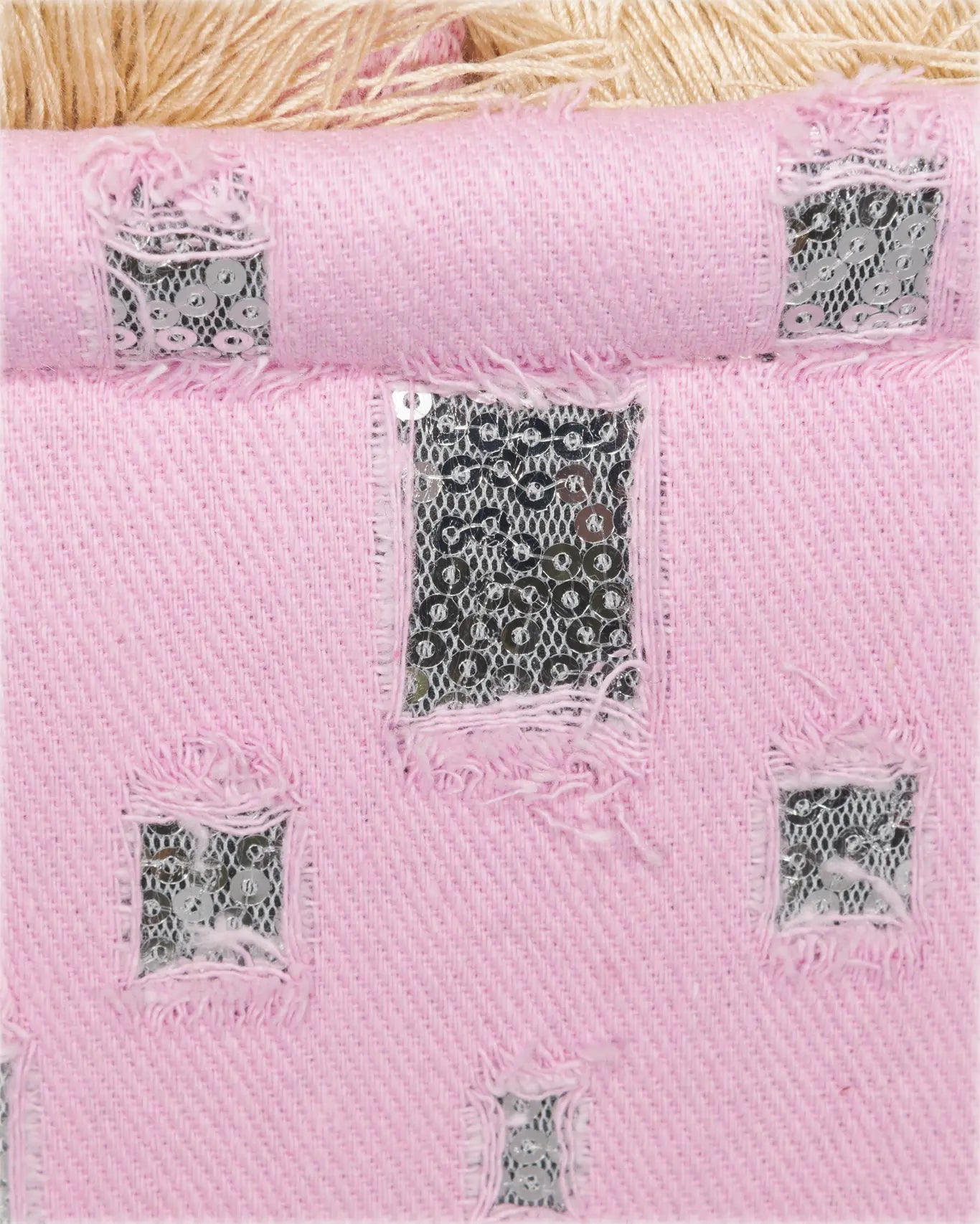 Nahaufnahme Rozalia Medium Tote Sorena Greece, zartrosa Canvas Metallic Einwebungen Lichtschimmer Detailansicht handgefertigtes Gewebe.