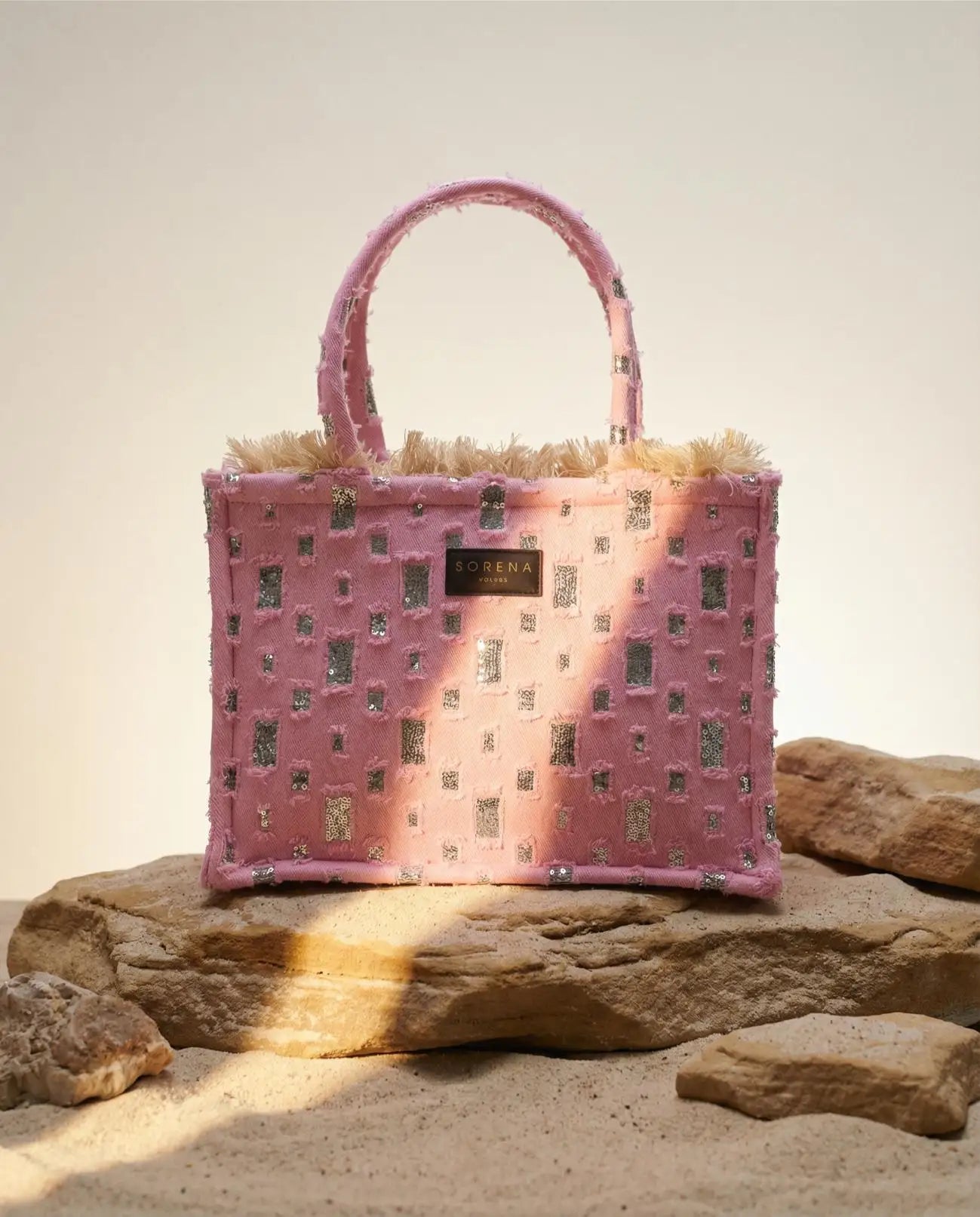 Sorena Greece Rozalia Medium Tote Bag auf Stein Frontansicht, zartrosa Canvas Metallic Schimmer handgefertigter Shopper Griechenland.