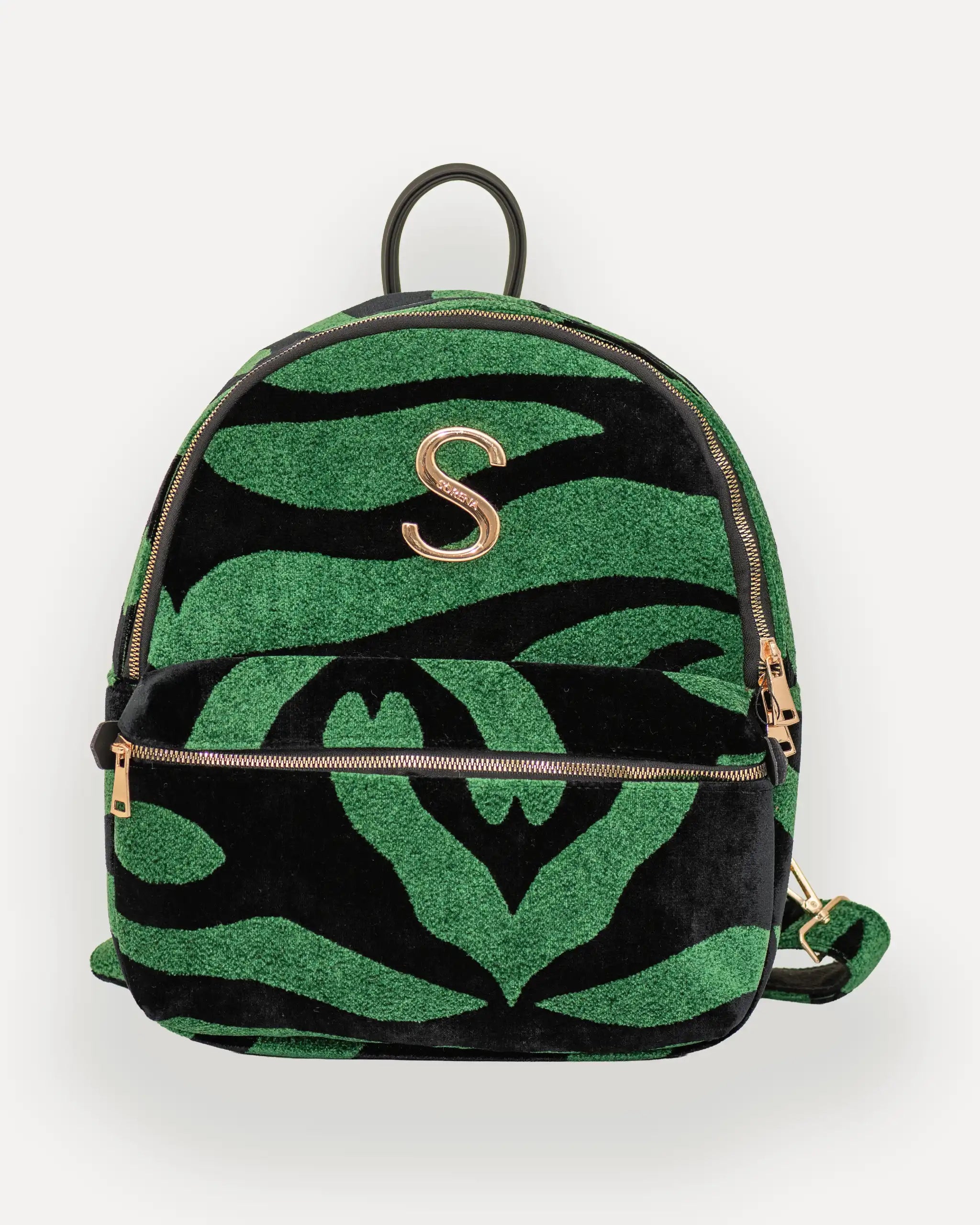 Frontalansicht des SIMORA Rucksacks mit goldener „S“-Applikation – tagesrucksack damen mit geometrischem Muster, veganer rucksack schweiz, sofort lieferbar.