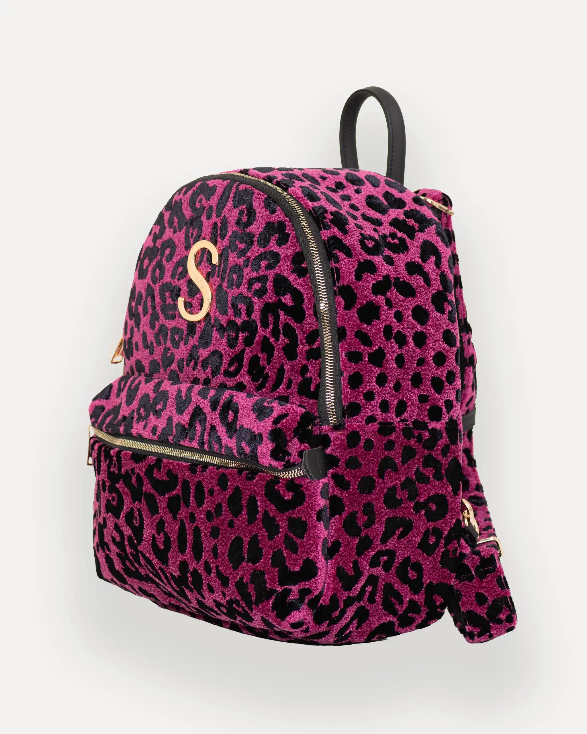 Linke Seitenansicht des SORENA Rucksacks mit samtigem Stoff und geometrischem Muster – rucksack aus samt handgemacht schweiz, perfekt für stilbewusste Frauen.