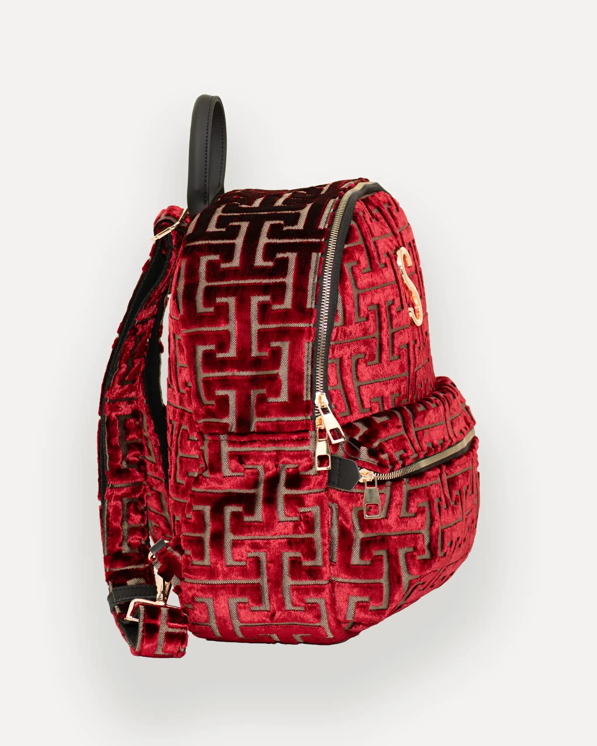 Seitenansicht rechts des SORENA Rucksacks mit goldener „S“-Applikation – rucksack kaufen schweiz, ideal als tagesrucksack für Damen mit Stil und Funktion. Nachhaltige rucksäcke mit Charakter.