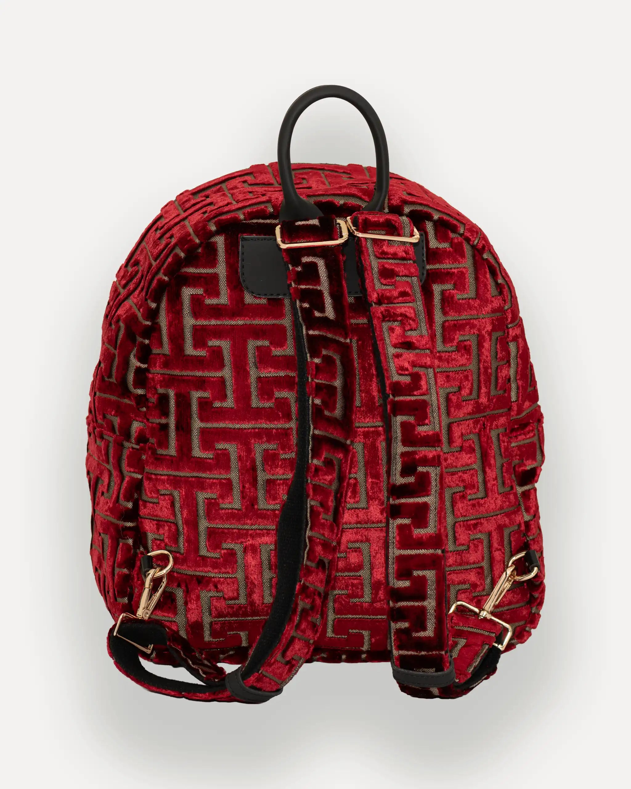 Rückansicht des SORENA Rucksacks in rotem Samt mit goldener Hardware – stylischer tagesrucksack für Damen, nachhaltig produziert und sofort lieferbar in der Schweiz.