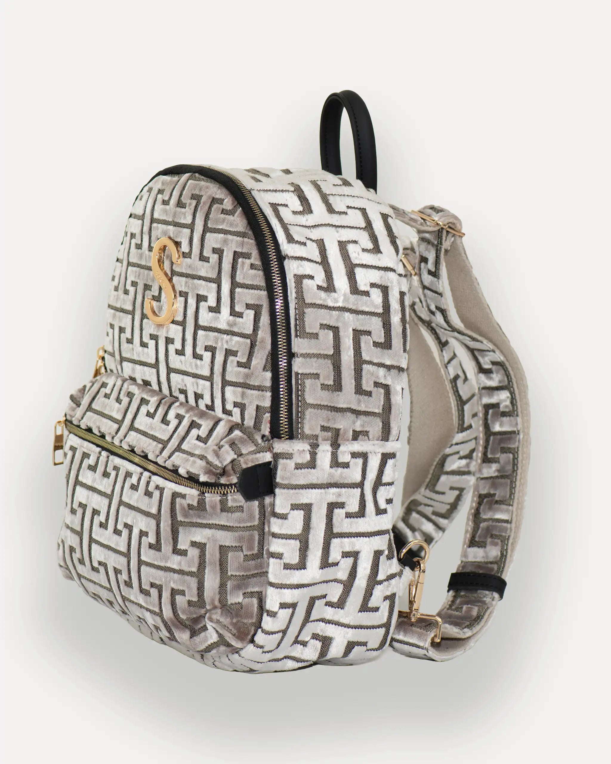 Linke Seitenansicht des SORENA Designer Rucksacks – geometrisches Muster, vegane Materialien, Swiss Trust. Tagesrucksack für Damen mit Charakter und Funktion.