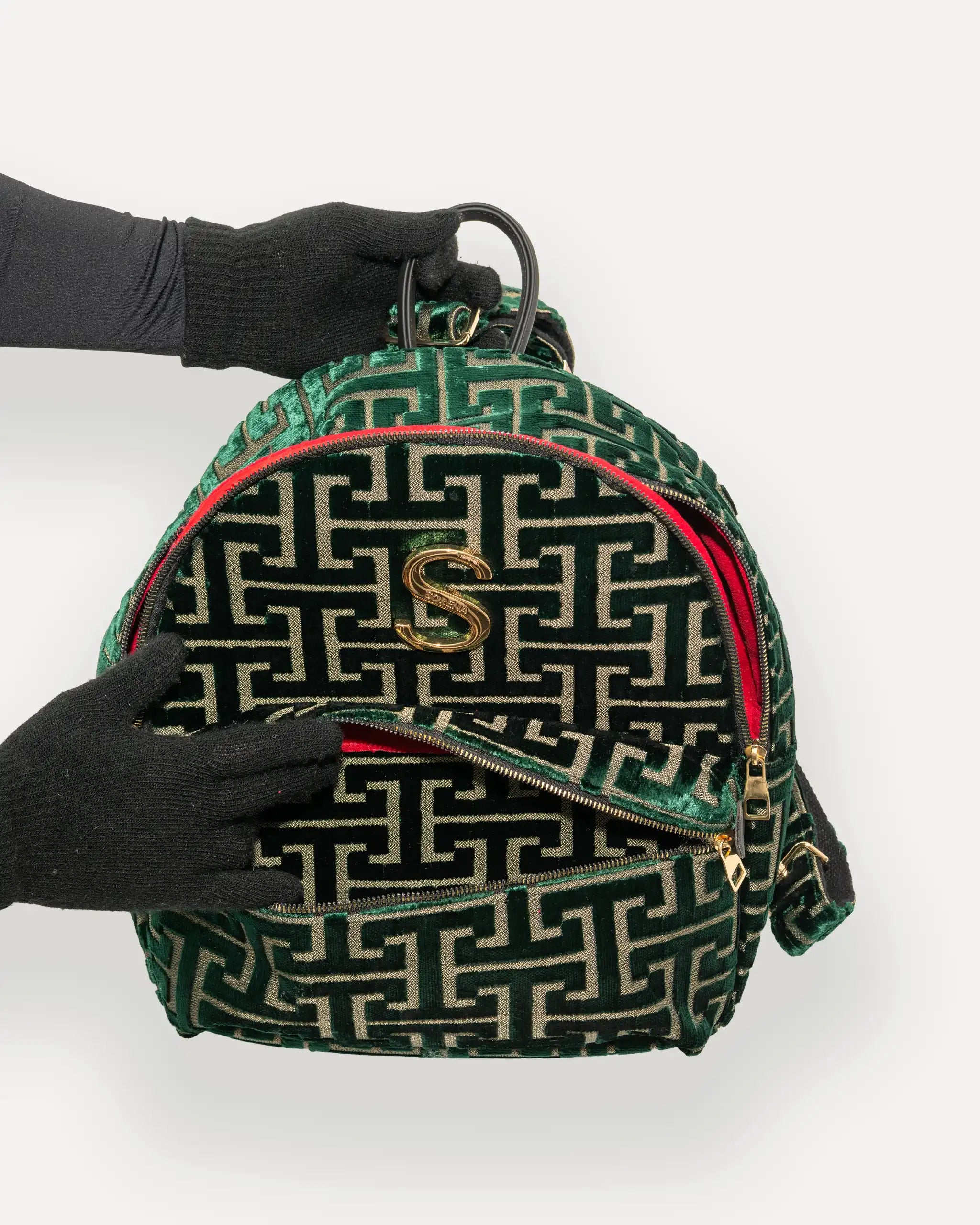 Innenleben des SIMORA Rucksacks und Reissverschlussfach – nachhaltiger rucksack für Damen, handgemacht in Europa, ideal für Alltag und Business.