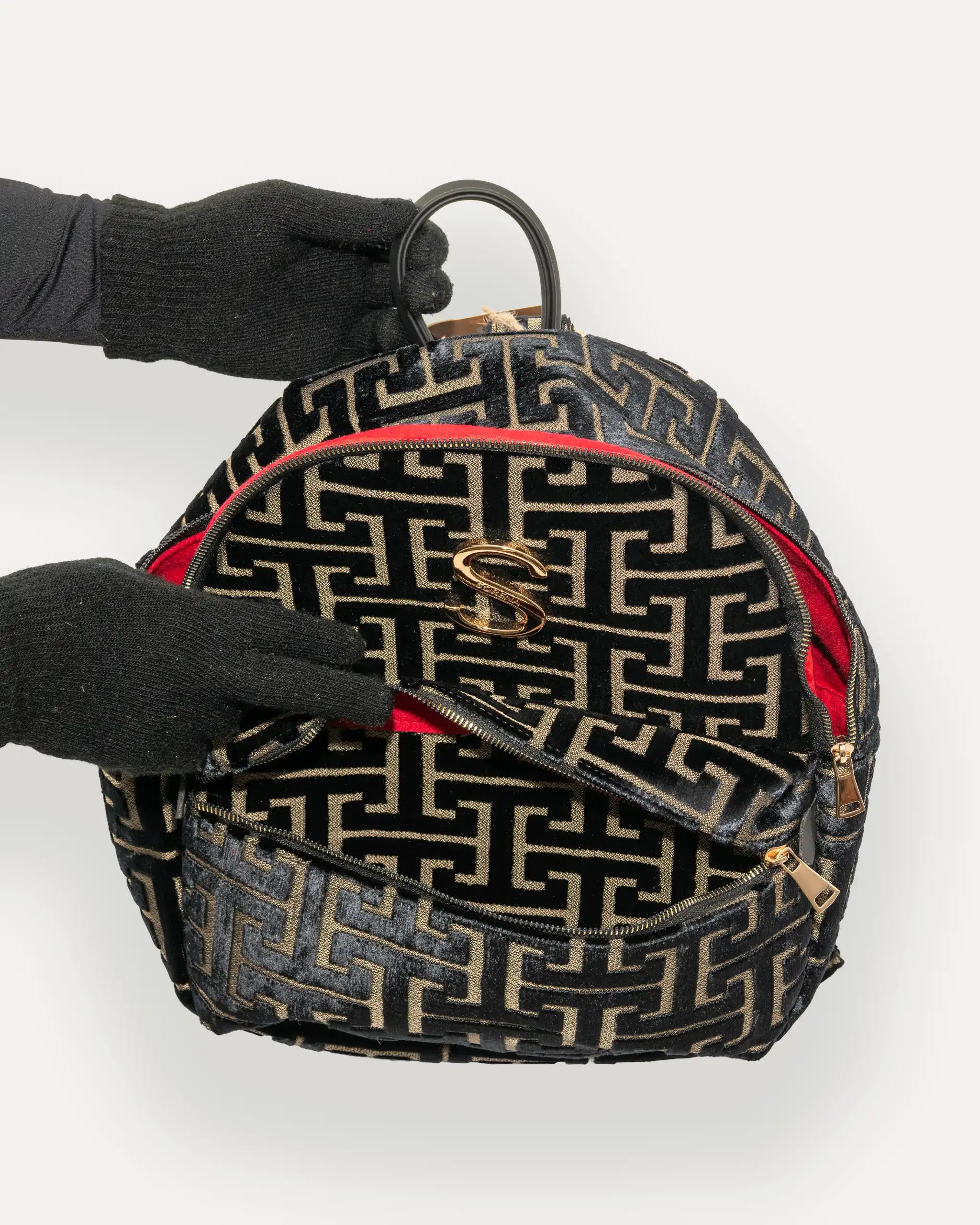 Innenleben des SORENA Rucksacks mit des Aussenfachs und Reissverschlussfach – nachhaltiger rucksack für Damen, handgemacht in Europa, ideal für Alltag und Business.