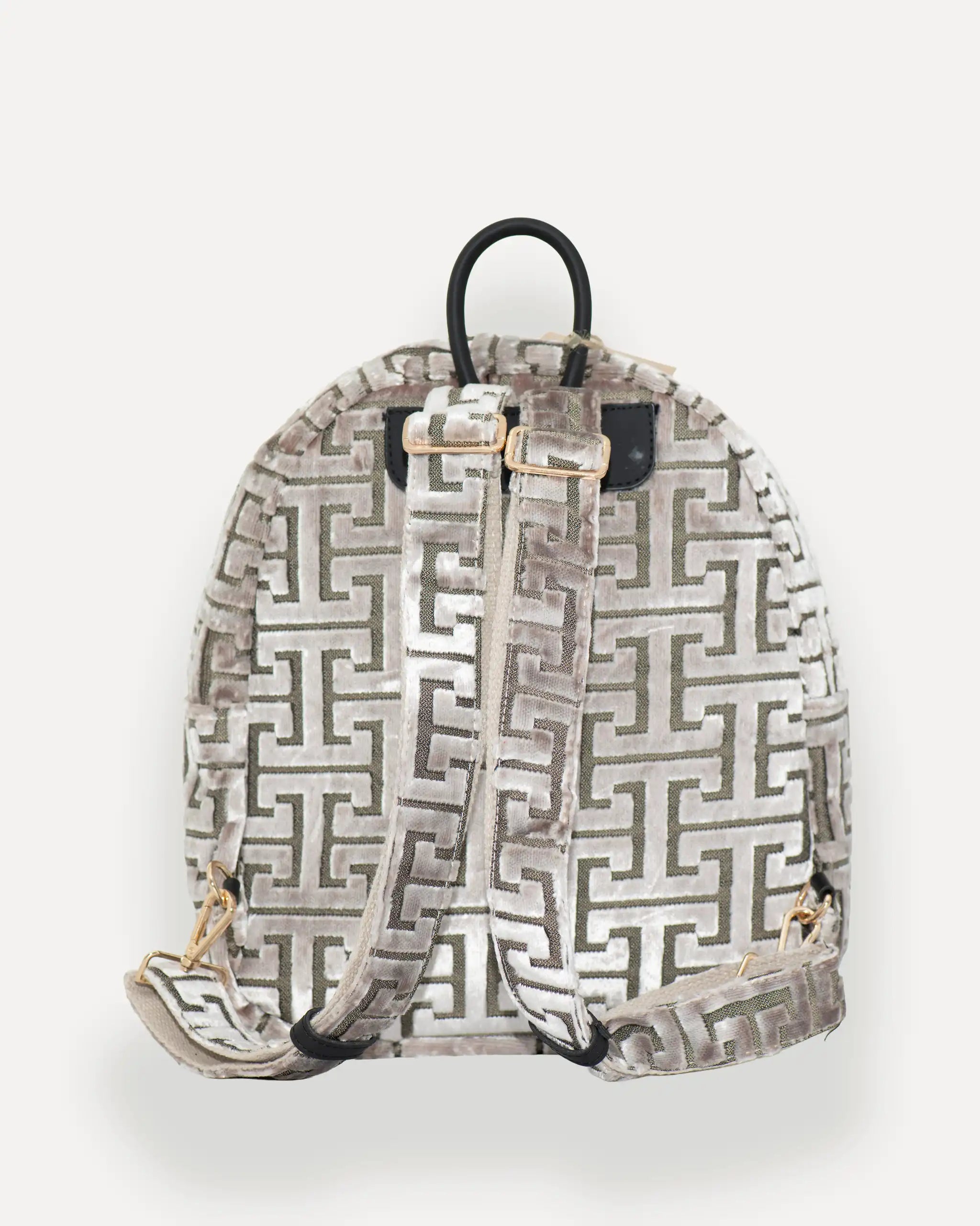 Rückansicht des SORENA Designer Rucksacks mit geometrischem Muster – stylischer tagesrucksack für Damen, nachhaltig produziert und sofort lieferbar in der Schweiz.