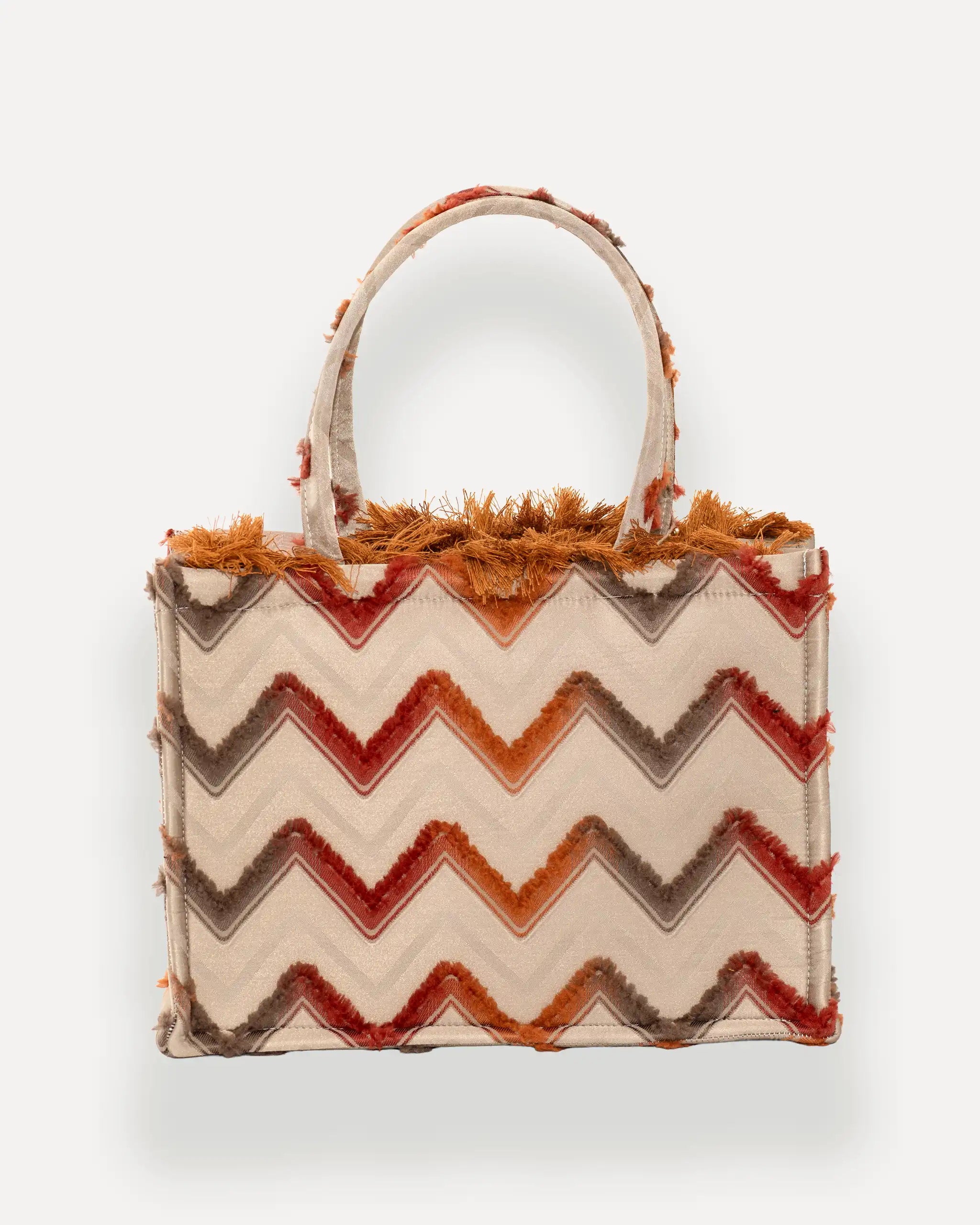 Rückansicht der Sorena Greece Medium Tote Bag – tote bag mit Zickzack-Muster in warmen Herbstfarben, elegante shopper bag für Damen, bags schweiz mit mediterranem Flair.