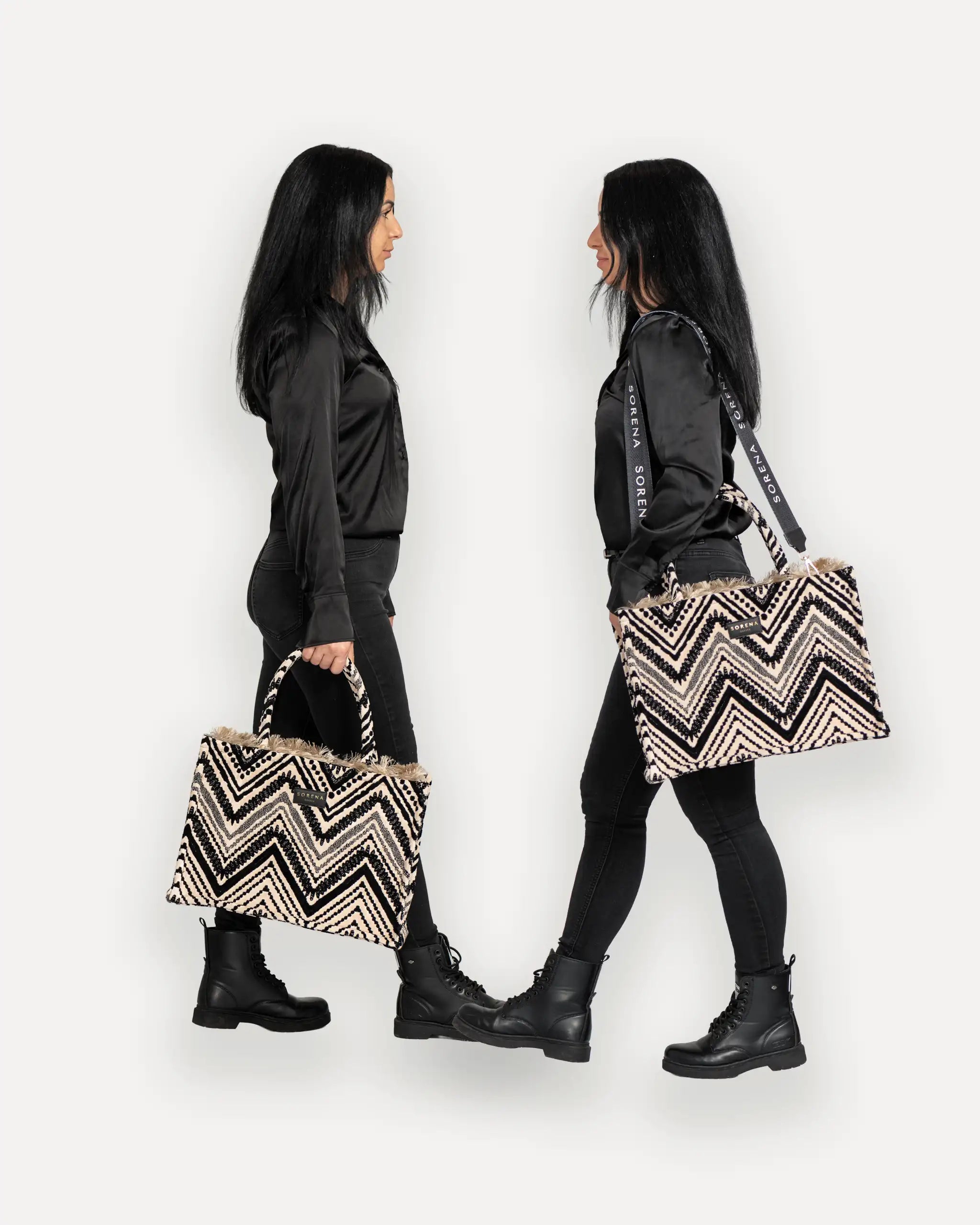 Zwei Modelle mit SORENA shopper bags – limitierte designer bags für Damen, handgemacht in Griechenland, jetzt online kaufen bei SIMORA Schweiz. Taschen mit Geschichte und Stil.