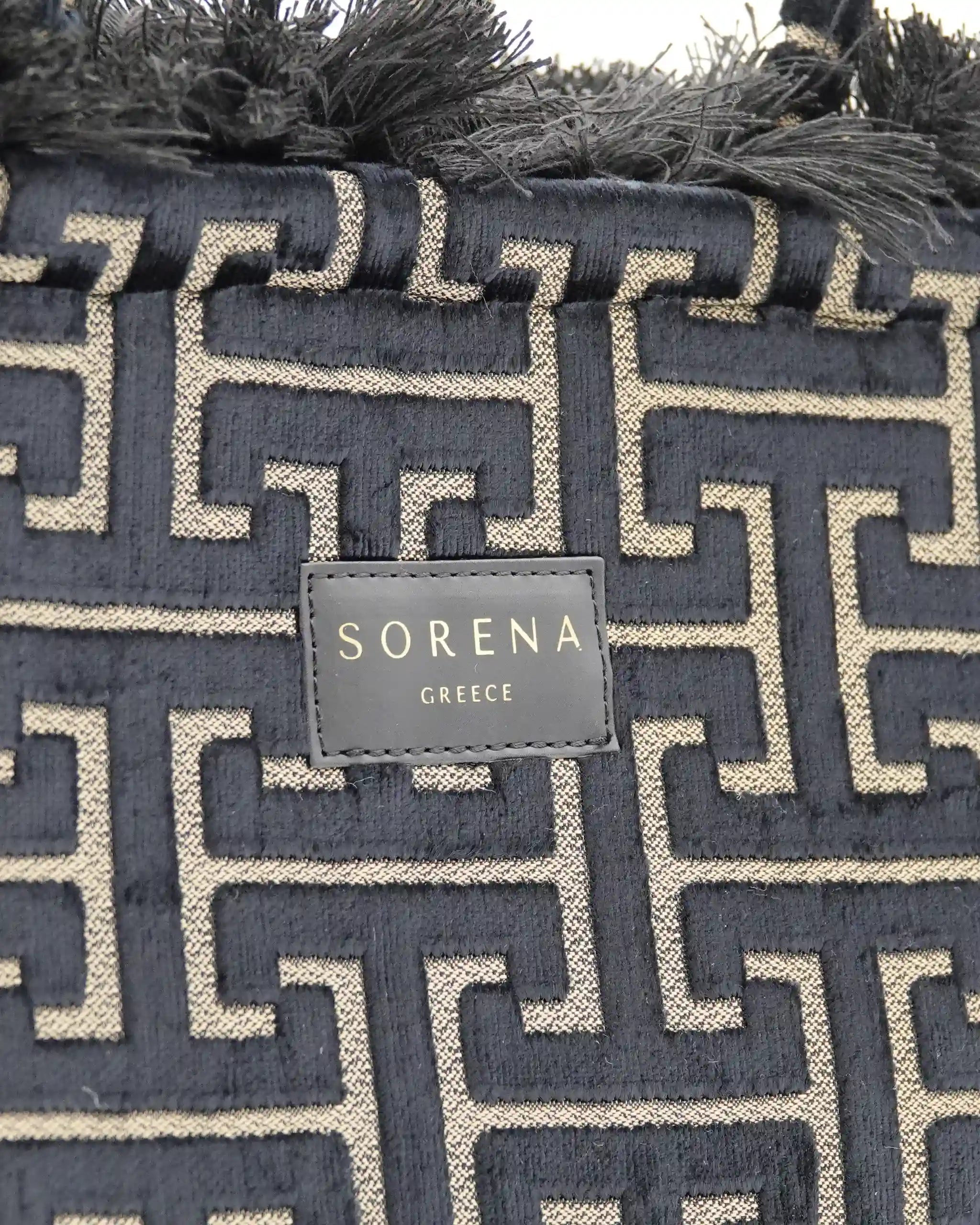 Detailansicht der Sorena Greece Tote Bag – strukturierte Oberfläche mit schwarzem Webmuster, Label „SORENA GREECE“, abnehmbares Band mit Branding, perfekte tote bag für Business & Freizeit, handtaschen damen mit Statement.