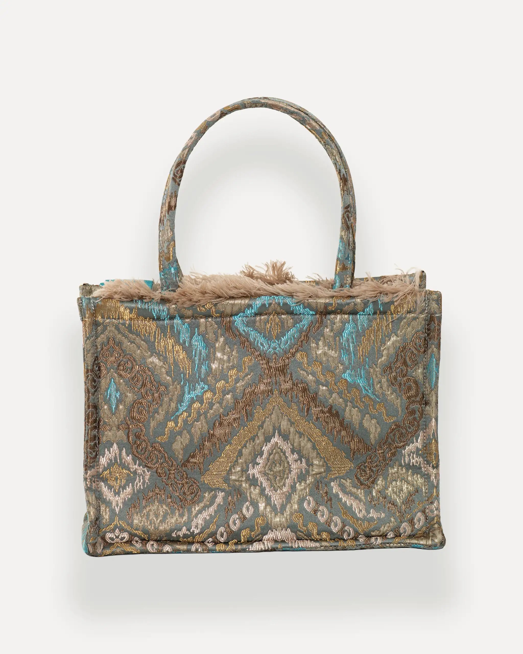 Rückansicht der Sorena Greece Medium Tote Bag – tote bag mit federartiger Chevron-Struktur in Beige und Braun, elegante shopper bag mit Federlook für Damen, bags schweiz mit mediterranem Flair.