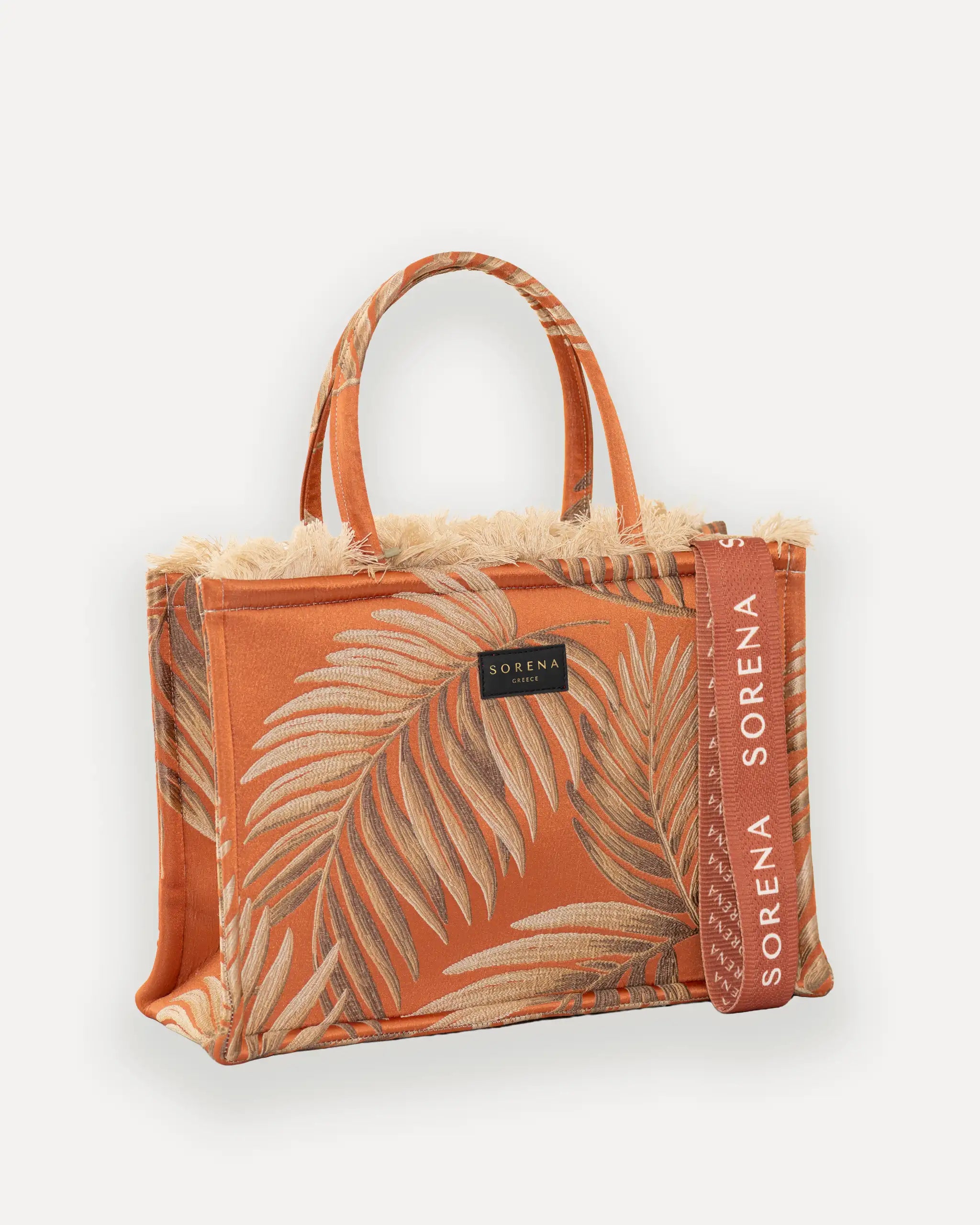Female Model mit Sorena Greece Large Tote Bag rechtsseitig getragen – stylische shopper bag mit sommerlichem Print, perfekte tasche gross für City-Looks, limitierte designer bags schweiz.