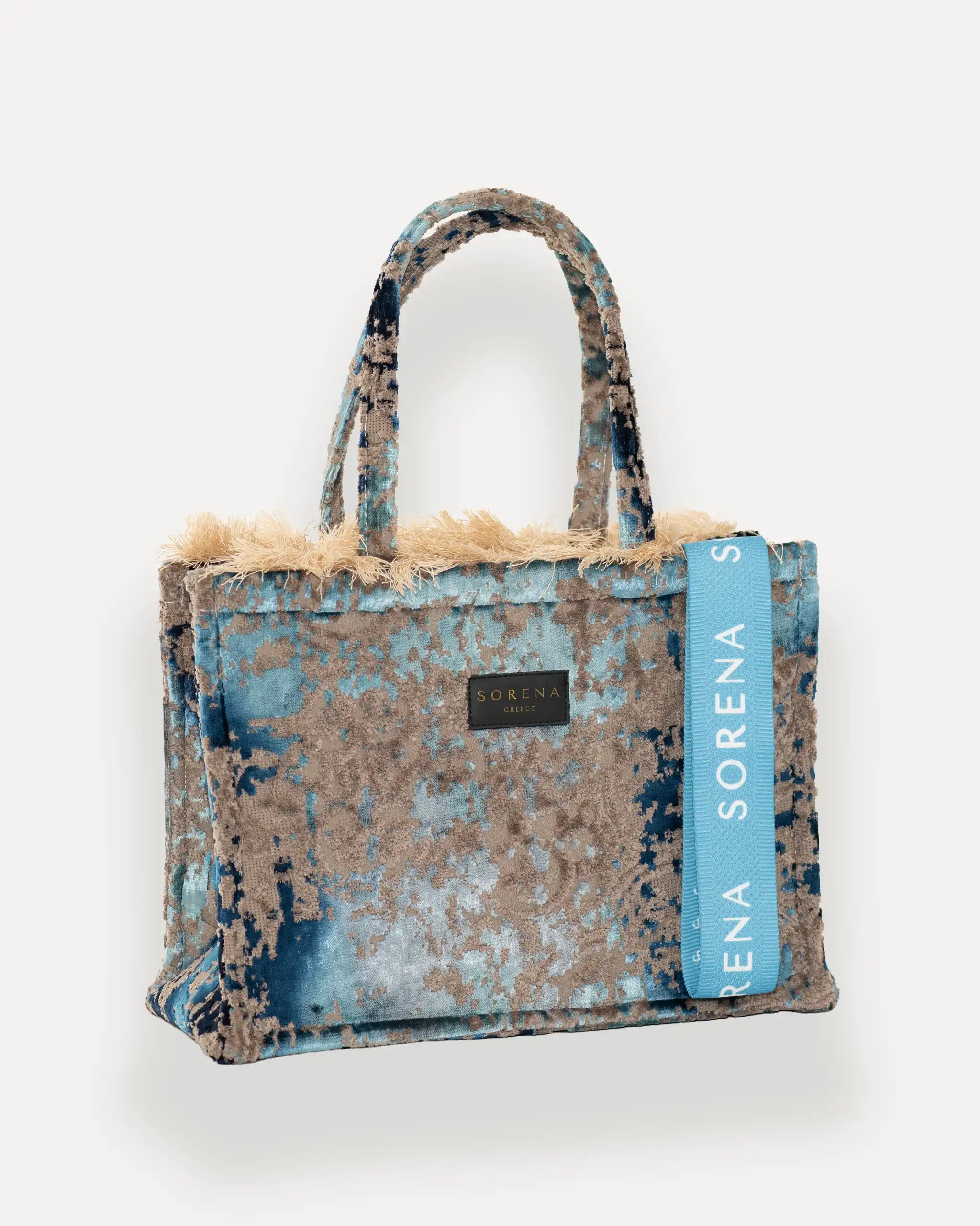 Female Model mit Sorena Greece Tote Bag rechtsseitig getragen – moderne shopper tasche mit Textilstruktur und Branding, perfekte handtasche für stilbewusste Frauen, limitierte designer bags schweiz.