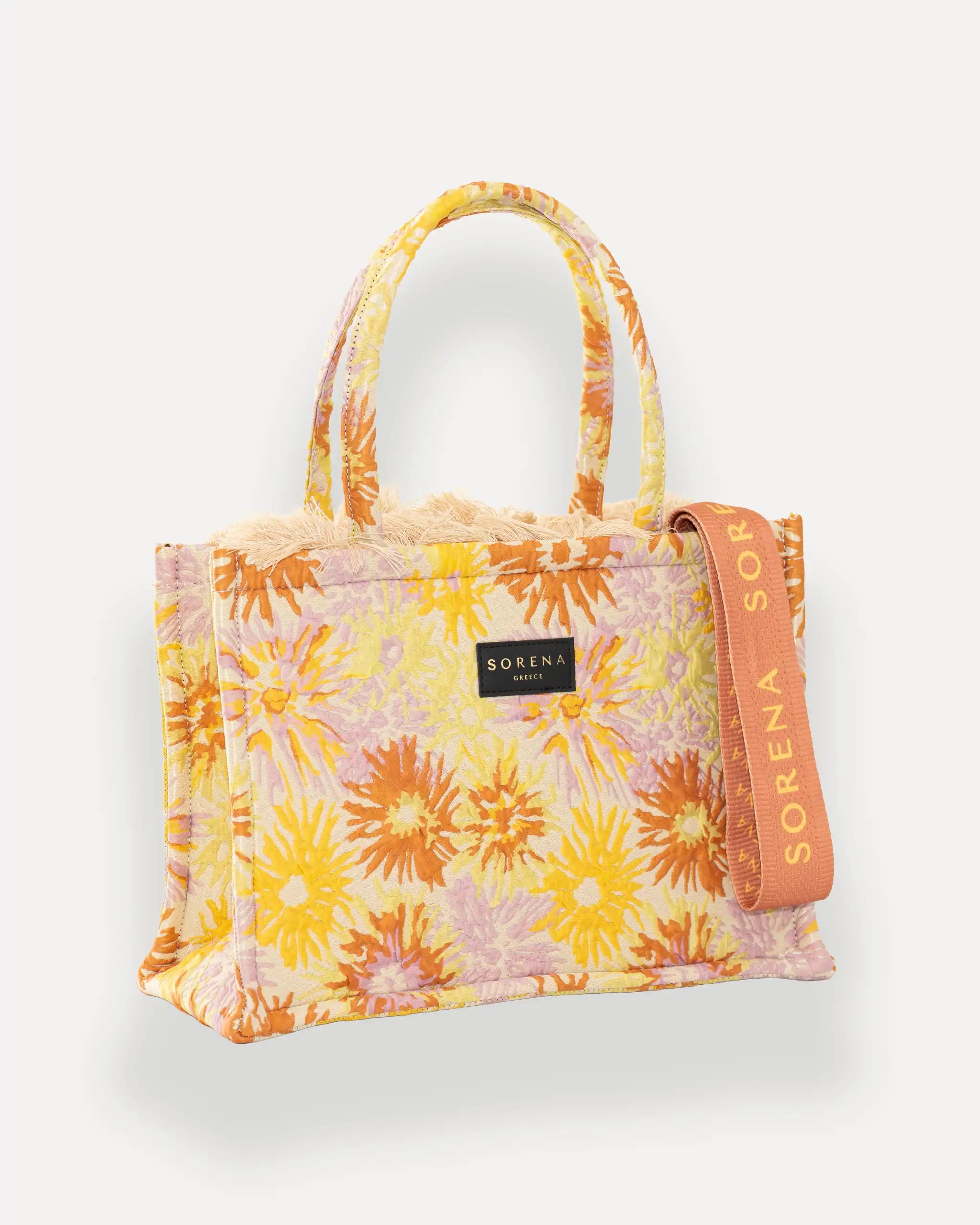 Female Model mit Sorena Greece Tote Bag rechtsseitig getragen – farbenfrohe shopper tasche mit floralen Prints und Branding, perfekte handtasche für stilbewusste Frauen, limitierte designer bags schweiz.
