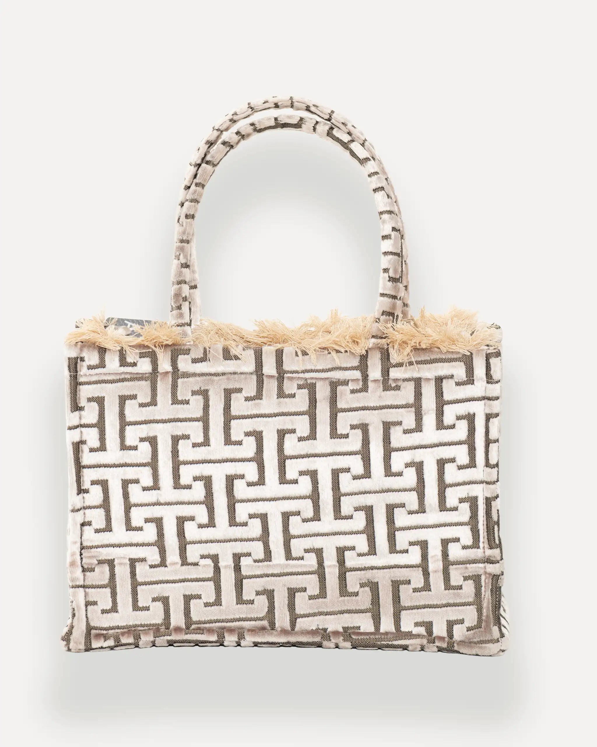 Rückansicht der Sorena Greece Medium Tote Bag – flauschige shopper bag mit geometrischem Muster in Beige und Braun, perfekte tote bag für Damen im Winter, bags schweiz mit mediterranem Flair.