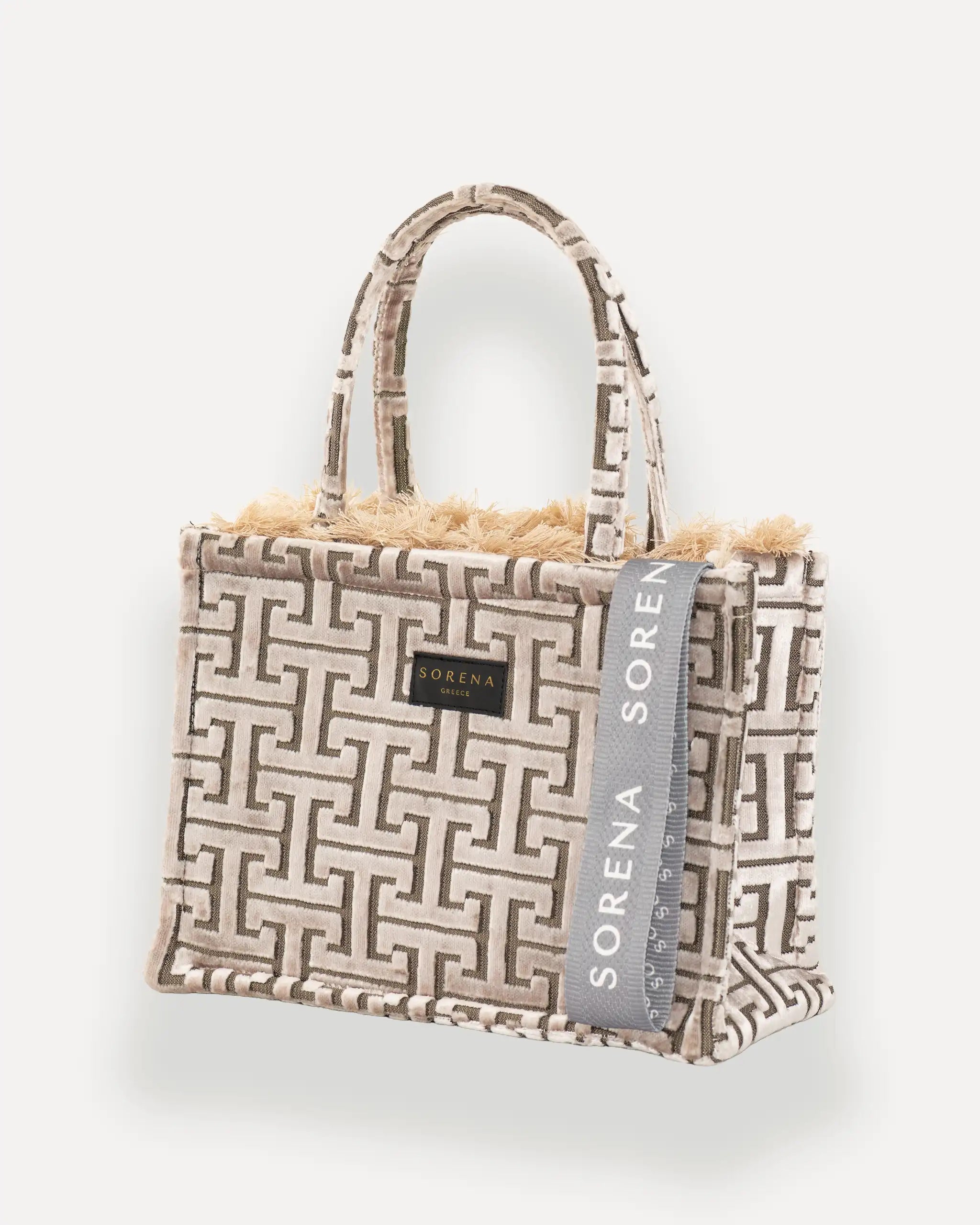 Sorena Greece Medium Tote Bag linksseitig getragen – tote bag beige mit flauschigem Rand und vertikalem „SORENA“-Band, stylische shopper bag für Winter-Outfits, tasche für dinner und city looks.