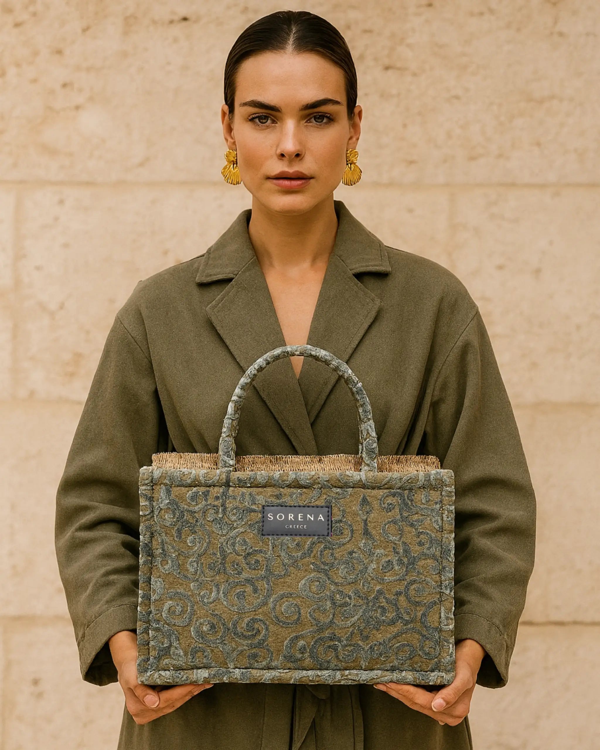 Female Model mit Sorena Greece Large Tote Bag rechtsseitig getragen – stylische shopper bag mit geometrischem Print und Fransen, perfekte tasche gross für City-Looks, limitierte designer bags schweiz.