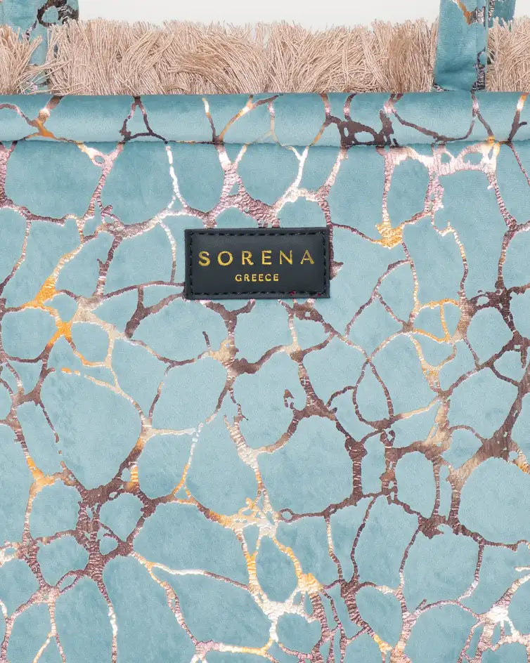 Detailaufnahme der SORENA shopper tasche – hochwertige Verarbeitung, veganes Material, mediterranes Muster. Premium tote bag für Damen mit Charakter und Struktur.