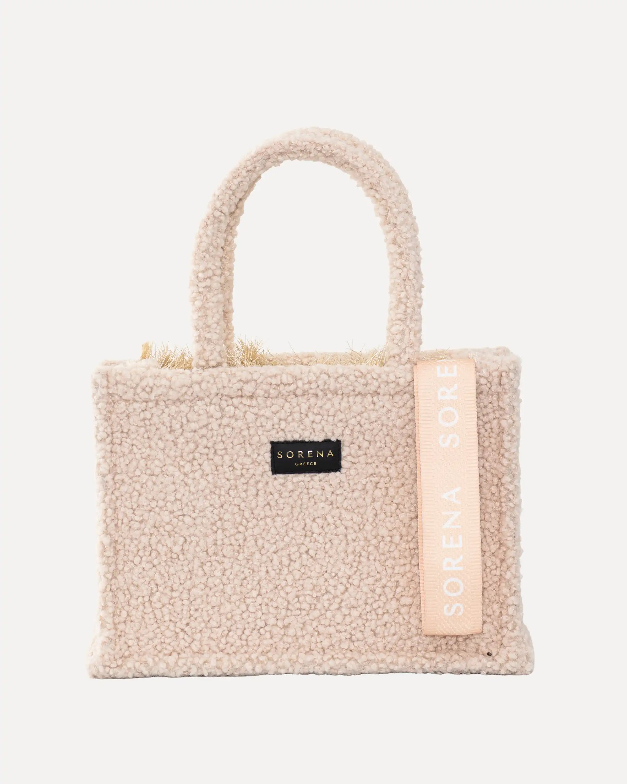 Frontansicht der Sorena Greece Medium Tote Bag – beige teddy-Oberfläche, Label und rosa Branding sichtbar, hochwertige shopper tasche damen schweiz für Winter-Looks.
