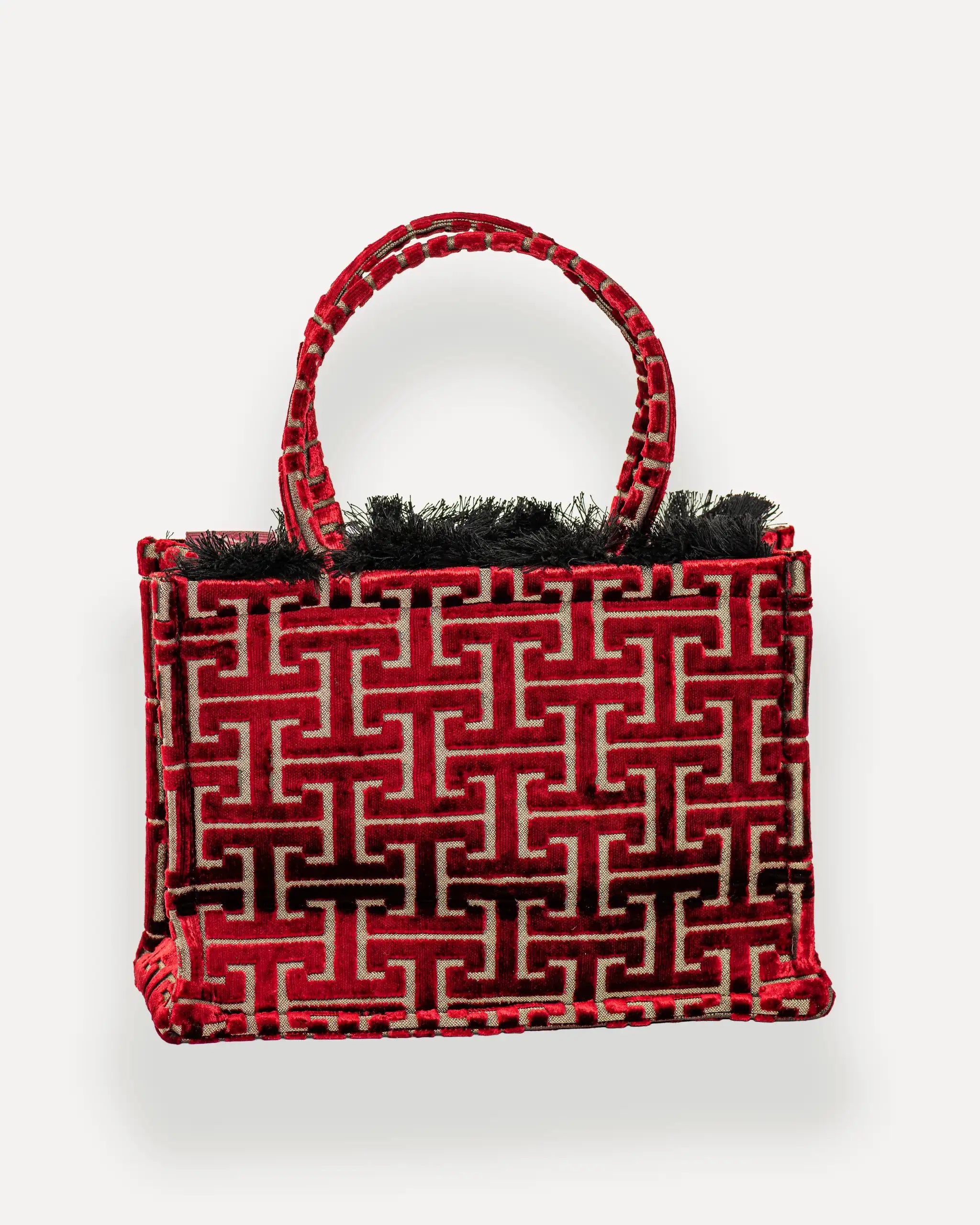 Rückansicht der Sorena Greece Medium Tote Bag – tote bag rot mit geometrischem Muster und Fransen, elegante shopper bag für Damen, bags schweiz mit mediterranem Flair.