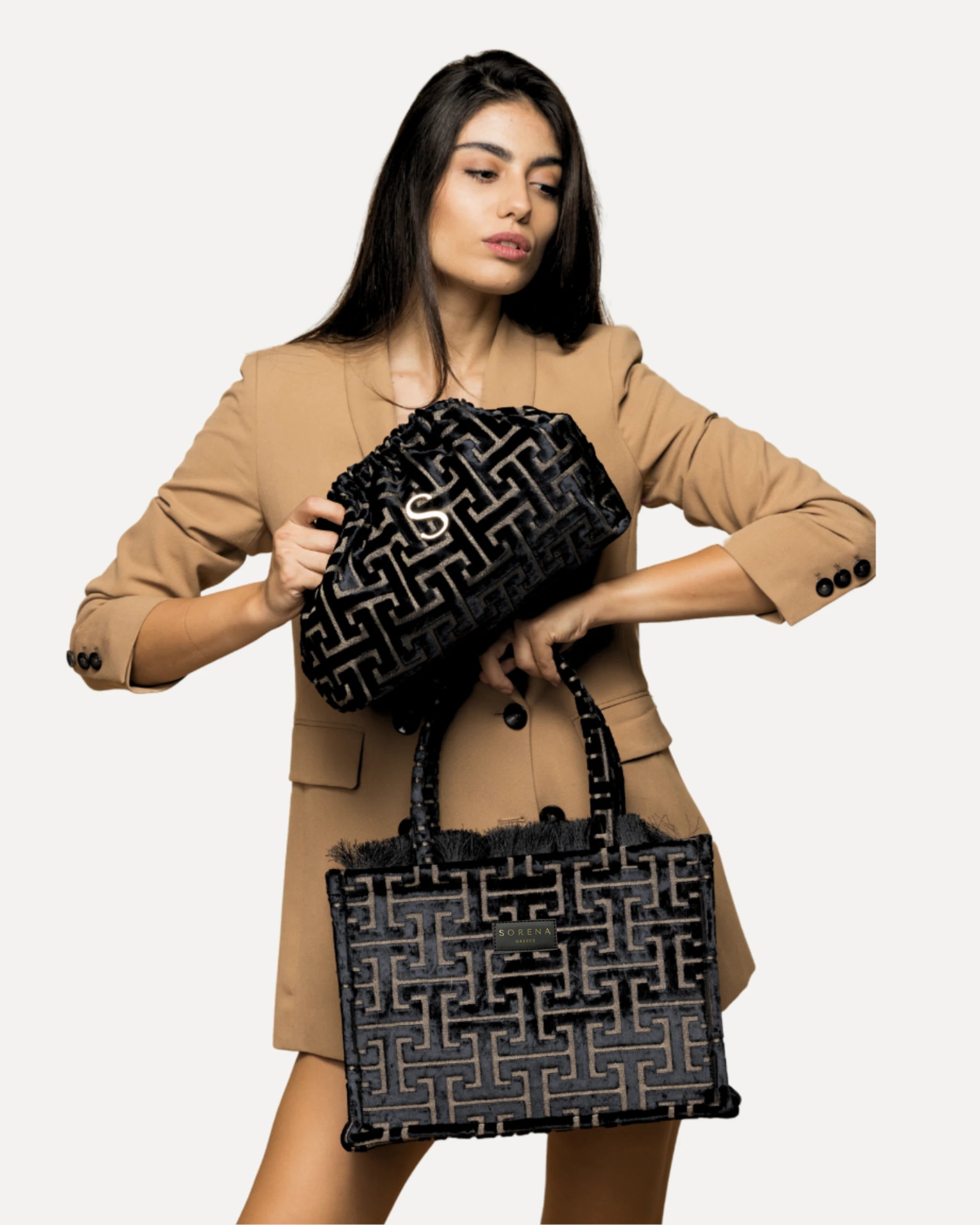 Female Model mit Sorena Greece Tote Bag rechtsseitig getragen – stylische tote bag mit grauem Muster und Branding, perfekte handtasche für City-Looks, limitierte designer bags schweiz.