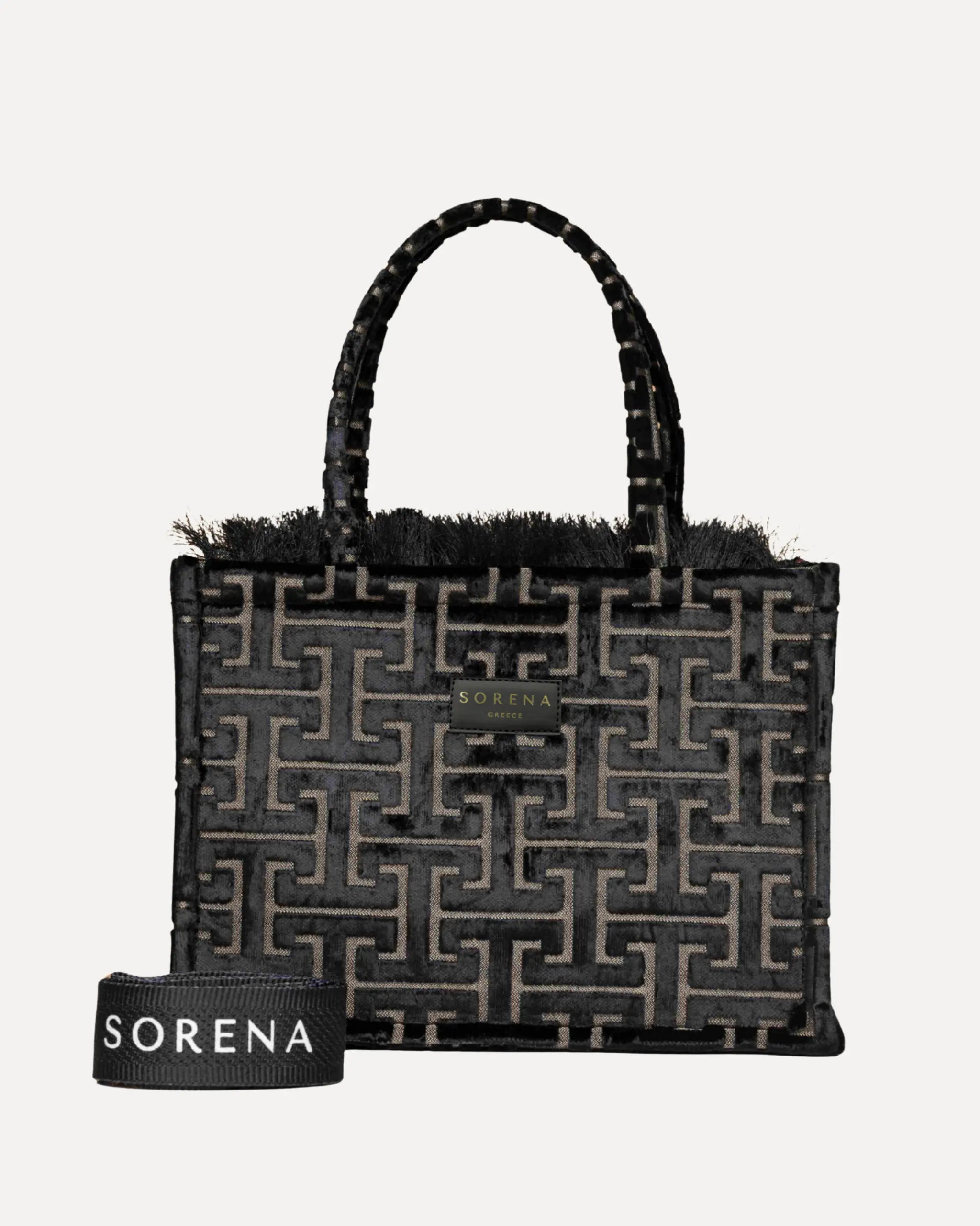 Frontansicht der Sorena Greece Medium Tote Bag – schwarzes geometrisches Muster, Fransen, Label und abnehmbares Branding sichtbar, hochwertige shopper tasche damen schweiz mit Designfokus.