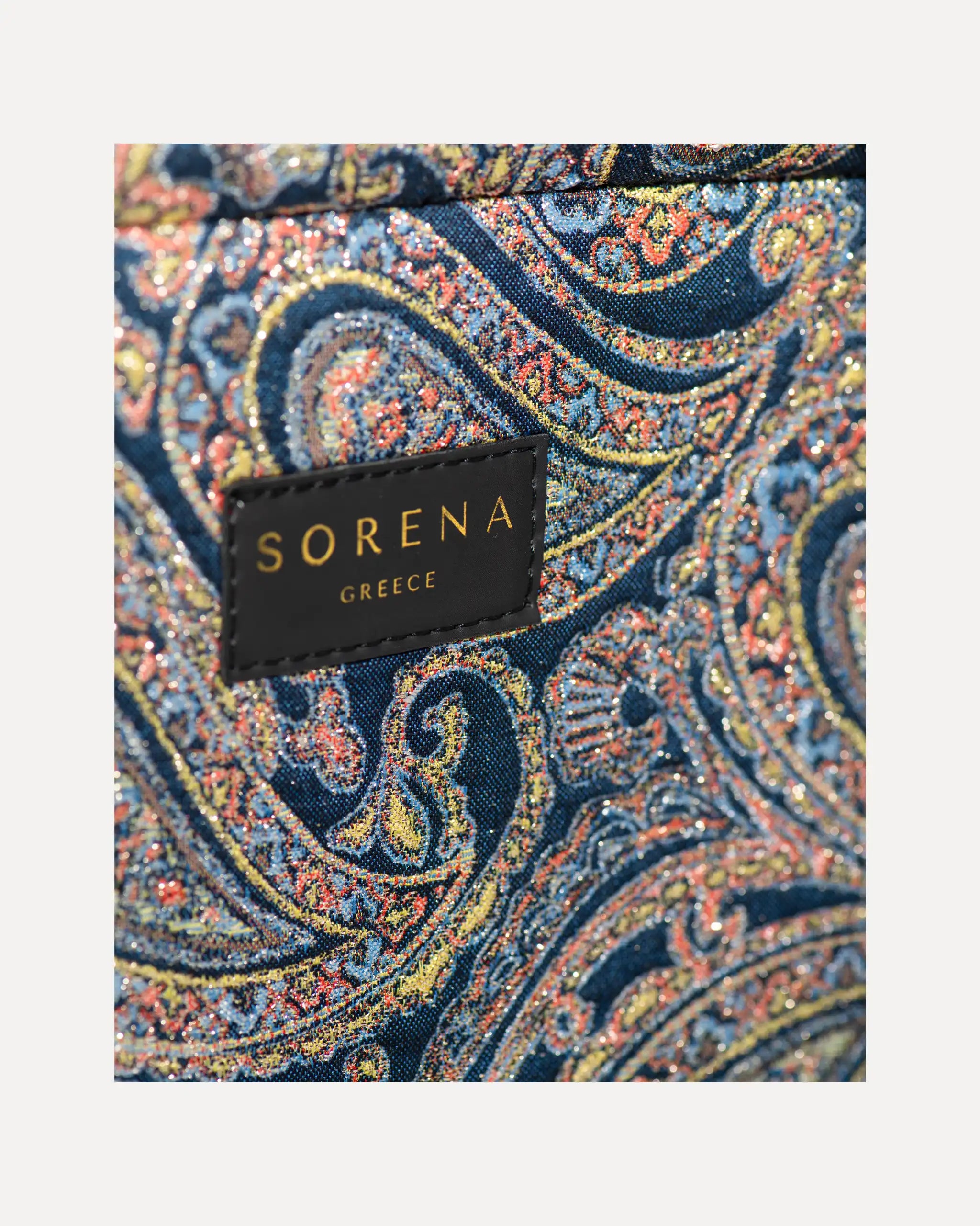 Detailansicht der Sorena Classic Tote Bag – strukturierte Oberfläche mit klassischem Paisley-Webmuster, Label „SORENA CLASSIC“, vertikales Band mit Branding, perfekte tote bag für Business & Freizeit, handtaschen damen mit Statement.