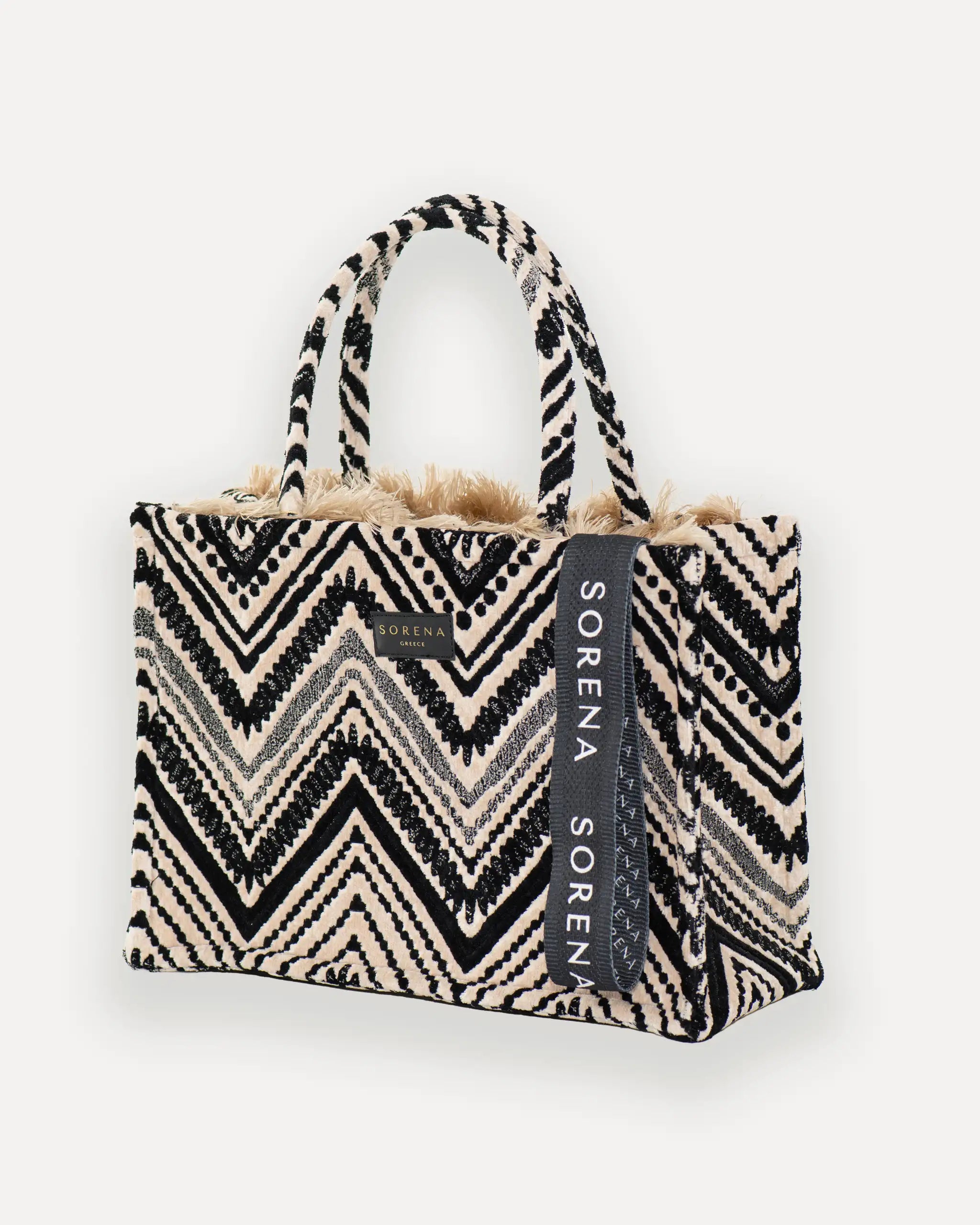 Linke Seitenansicht der grossen SORENA shopper bag – vegane tasche mit Struktur, handgefertigt in Europa, exklusiv bei SIMORA. Perfekt für stilbewusste Frauen in der Schweiz.