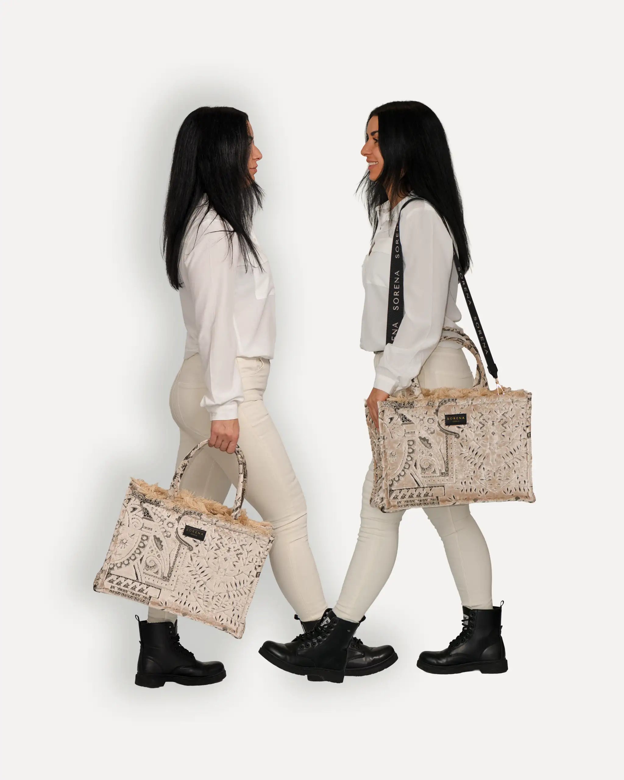 Zwei Modelle mit SORENA shopper bags – limitierte designer taschen für Damen, handgefertigt in Griechenland, jetzt online kaufen bei SIMORA Schweiz.