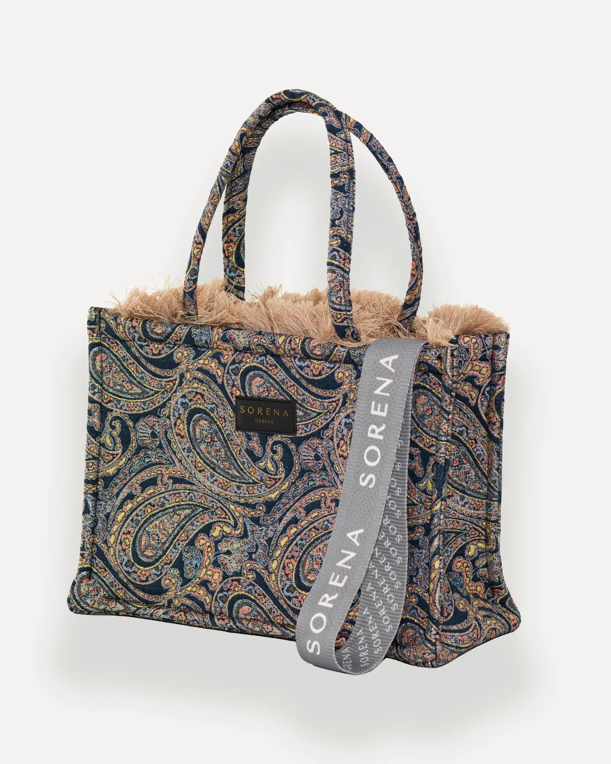 Sorena Classic Medium Tote Bag linksseitig getragen – shopper farbig mit Fransen und grauem „SORENA“-Band, ideale tasche für dinner und city looks, bags schweiz mit Designfokus.