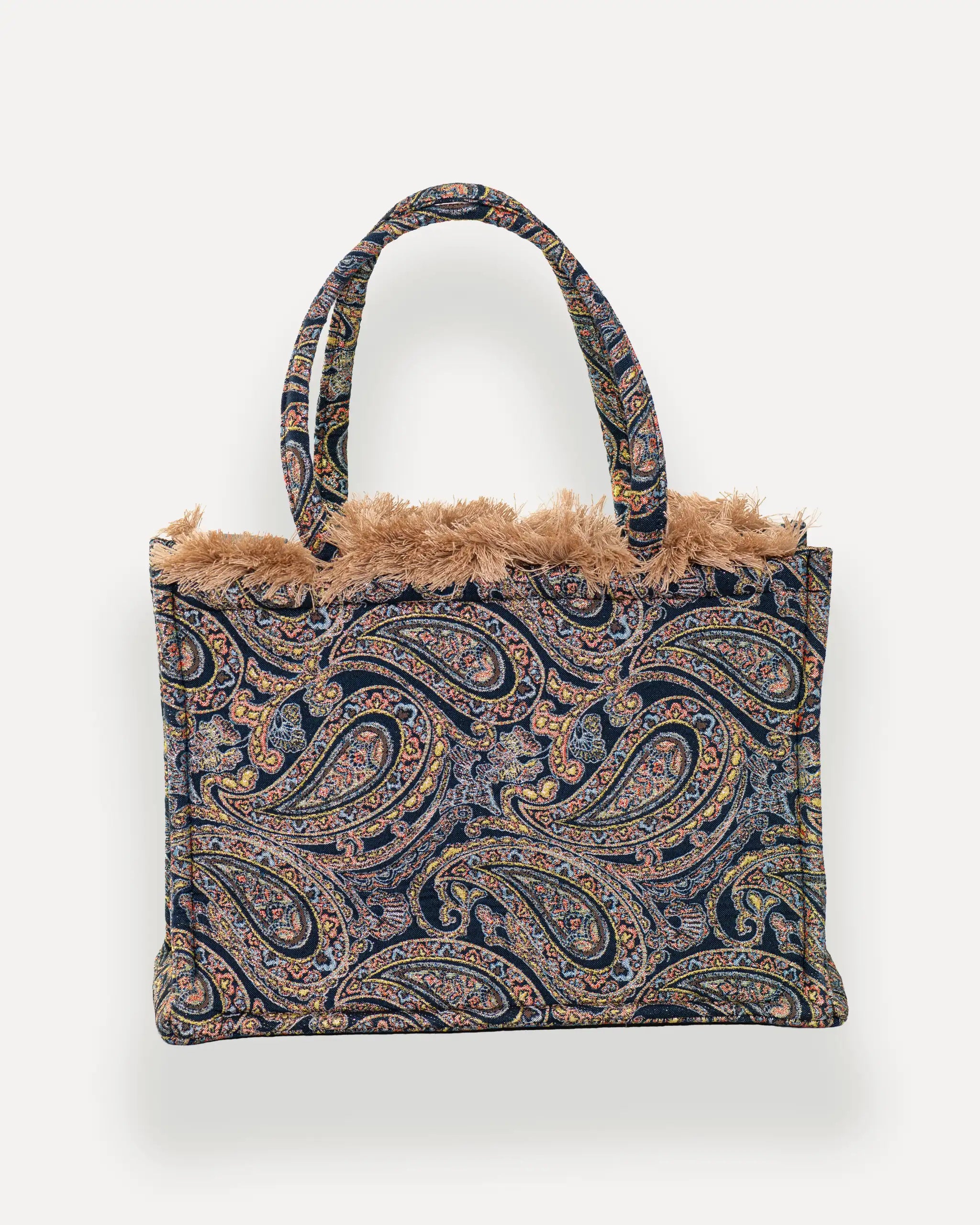 Rückansicht der Sorena Classic Medium Tote Bag – tote bag mit Paisley-Muster in Blau und Gold, flauschiger Rand, elegante shopper bag für Damen, bags schweiz mit mediterranem Flair.
