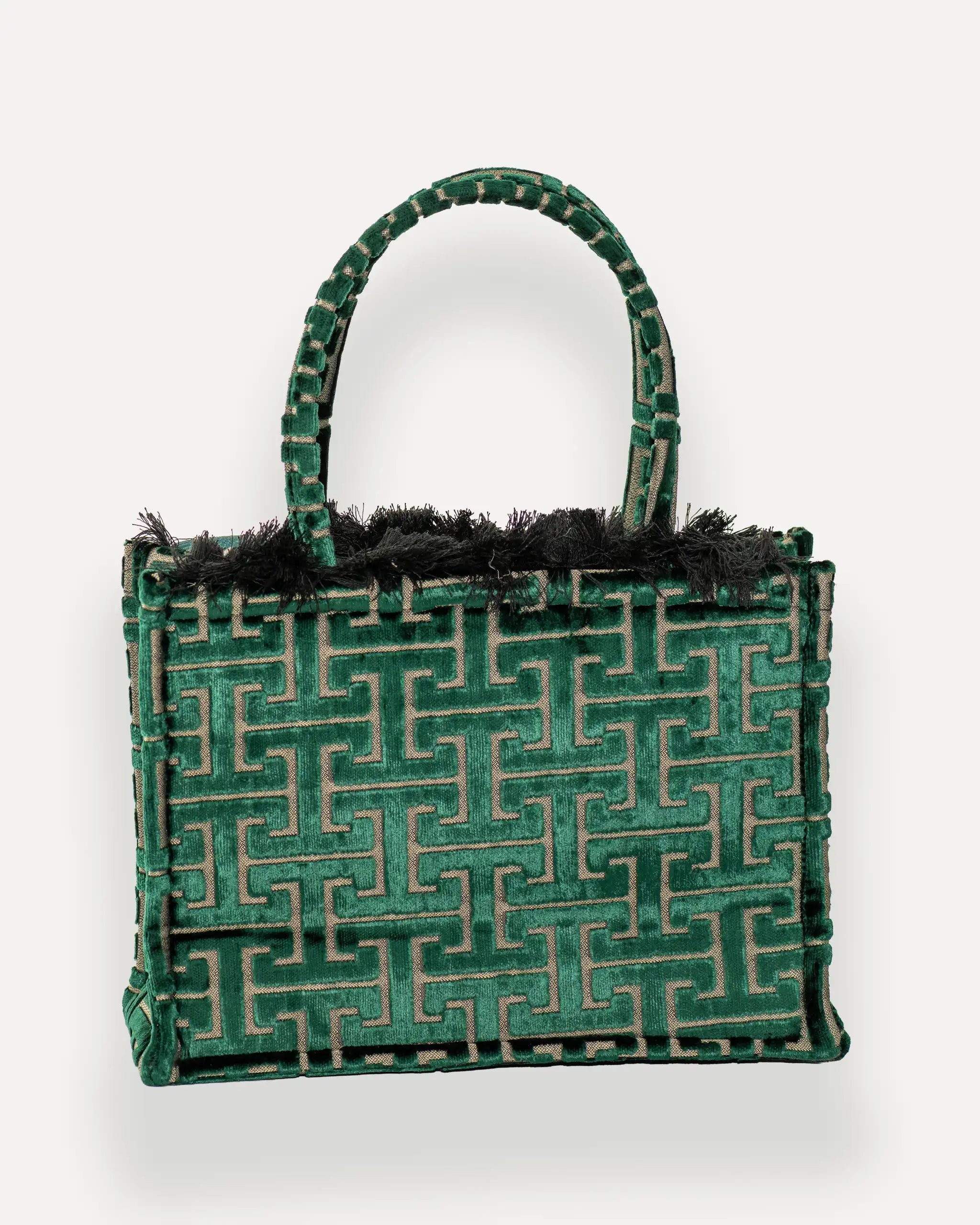 Rückansicht der Sorena Greece Medium Tote Bag – shopper bag mit grün-beigem geometrischem Muster und Fransen, stilvolle tote bag für Damen, bags schweiz mit mediterranem Flair.