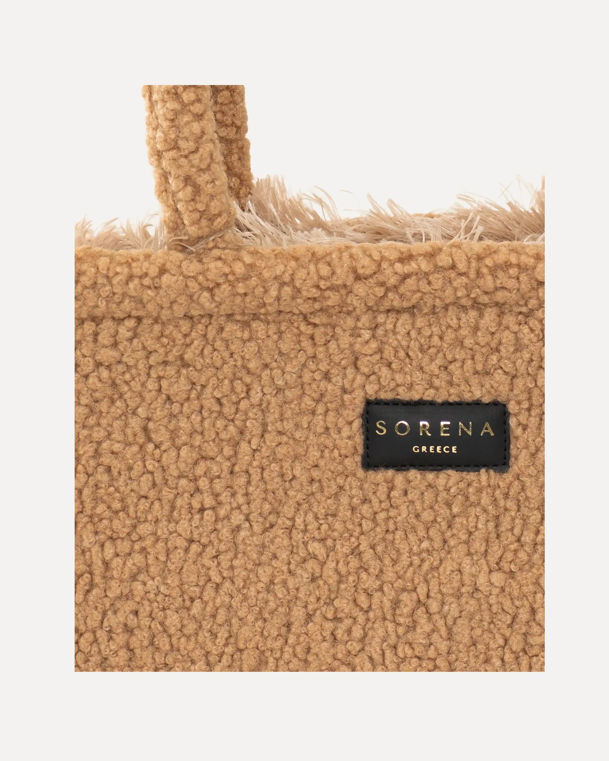 Detailansicht der Sorena Greece Tote Bag – flauschige Struktur, Label „SORENA GREECE“, vertikales Band mit Branding, perfekte teddy tasche für Business & Freizeit, handtaschen damen mit Statement.