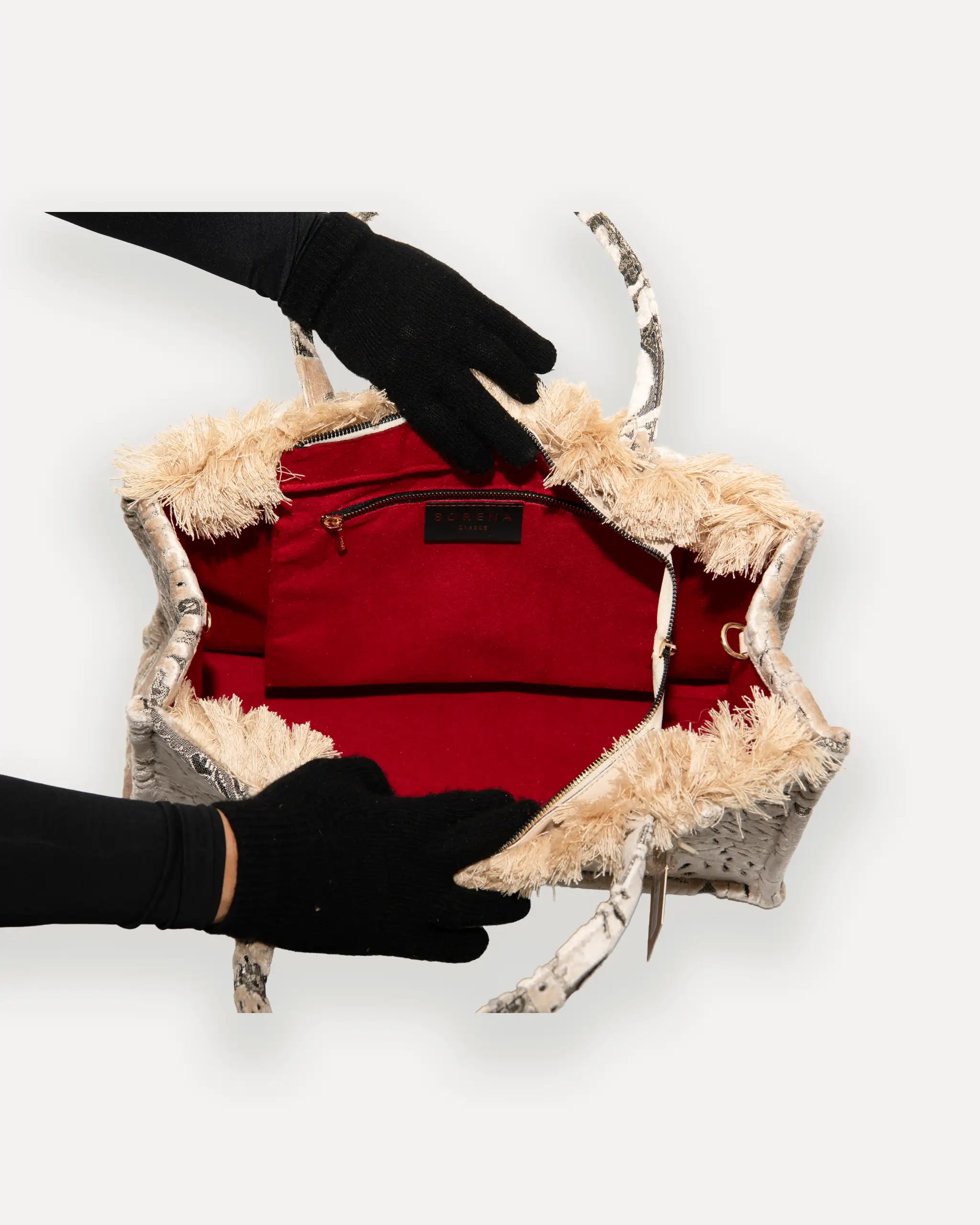 Innenleben der grossen SORENA tote bag – geräumige Fächer, Reißverschluss, funktionale Aufteilung. Nachhaltige shopper tasche für Damen mit Stil und Struktur.