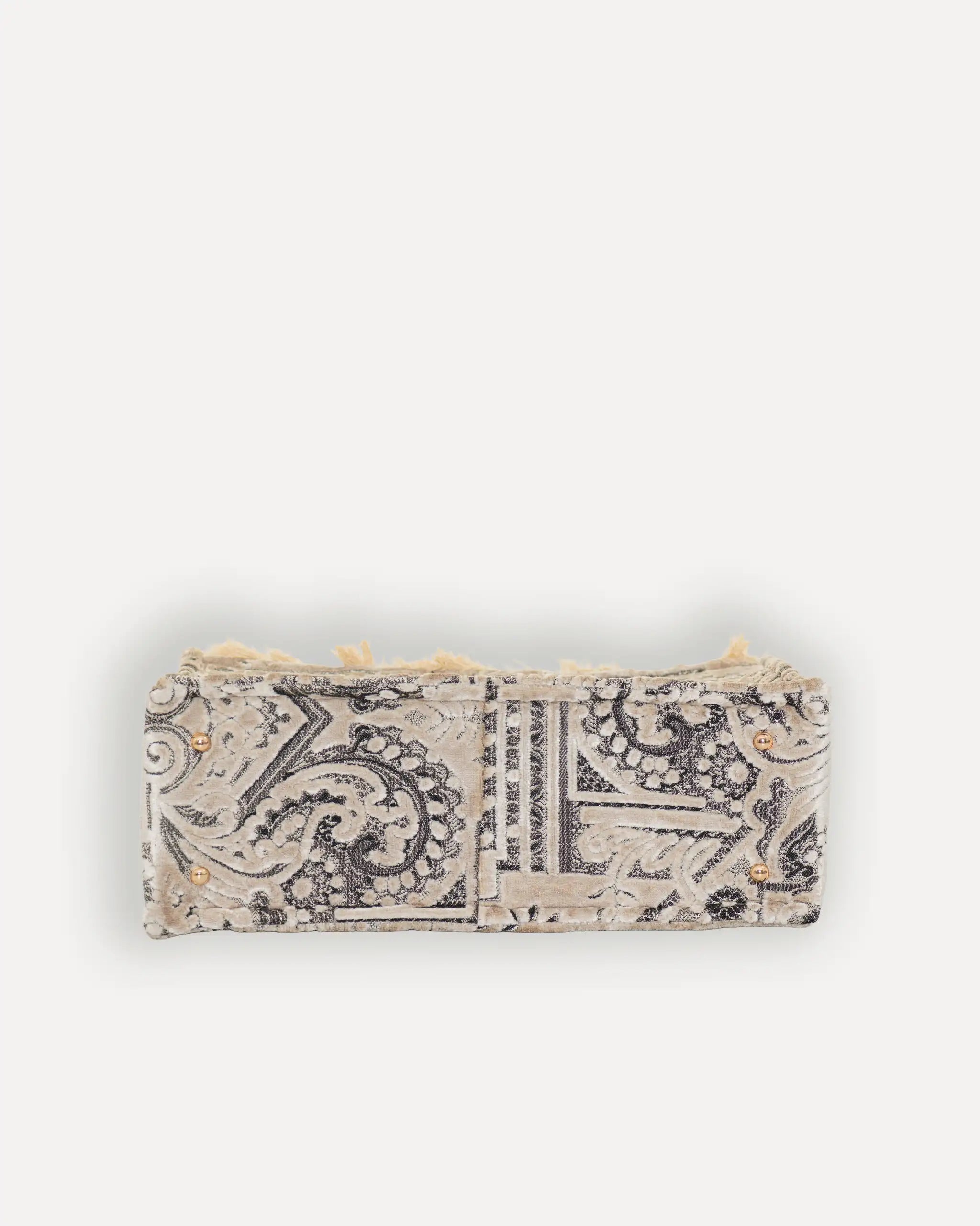 Bodenansicht der grossen SORENA tote bag – Nachhaltige shopper tasche für Damen mit Stil und Struktur.