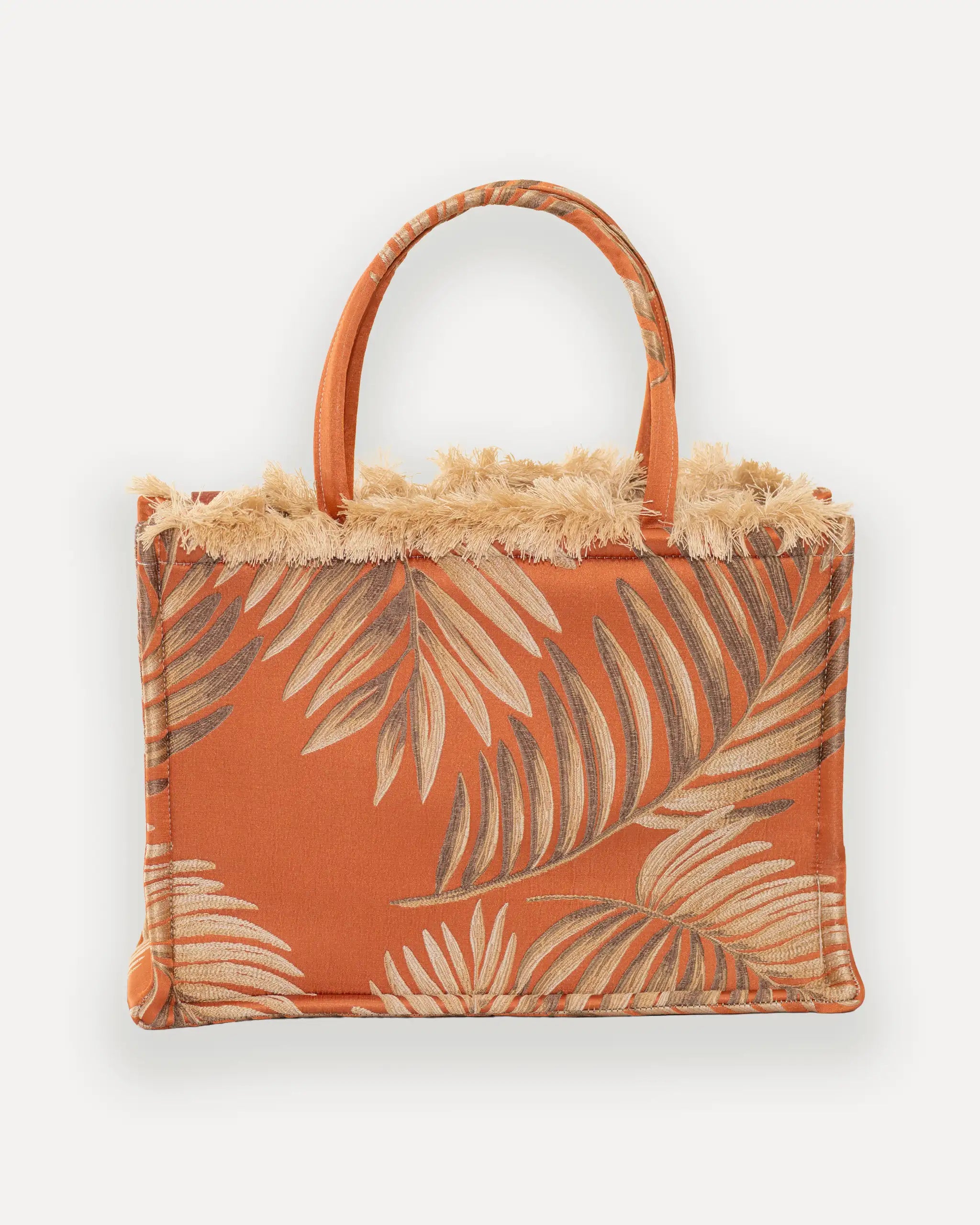 Rückansicht der Sorena Greece Large Tote Bag – grosse shopper tasche mit tropischem Blattmuster in Orange und Beige, strukturierte Oberfläche mit Fransen, bags schweiz mit mediterranem Flair