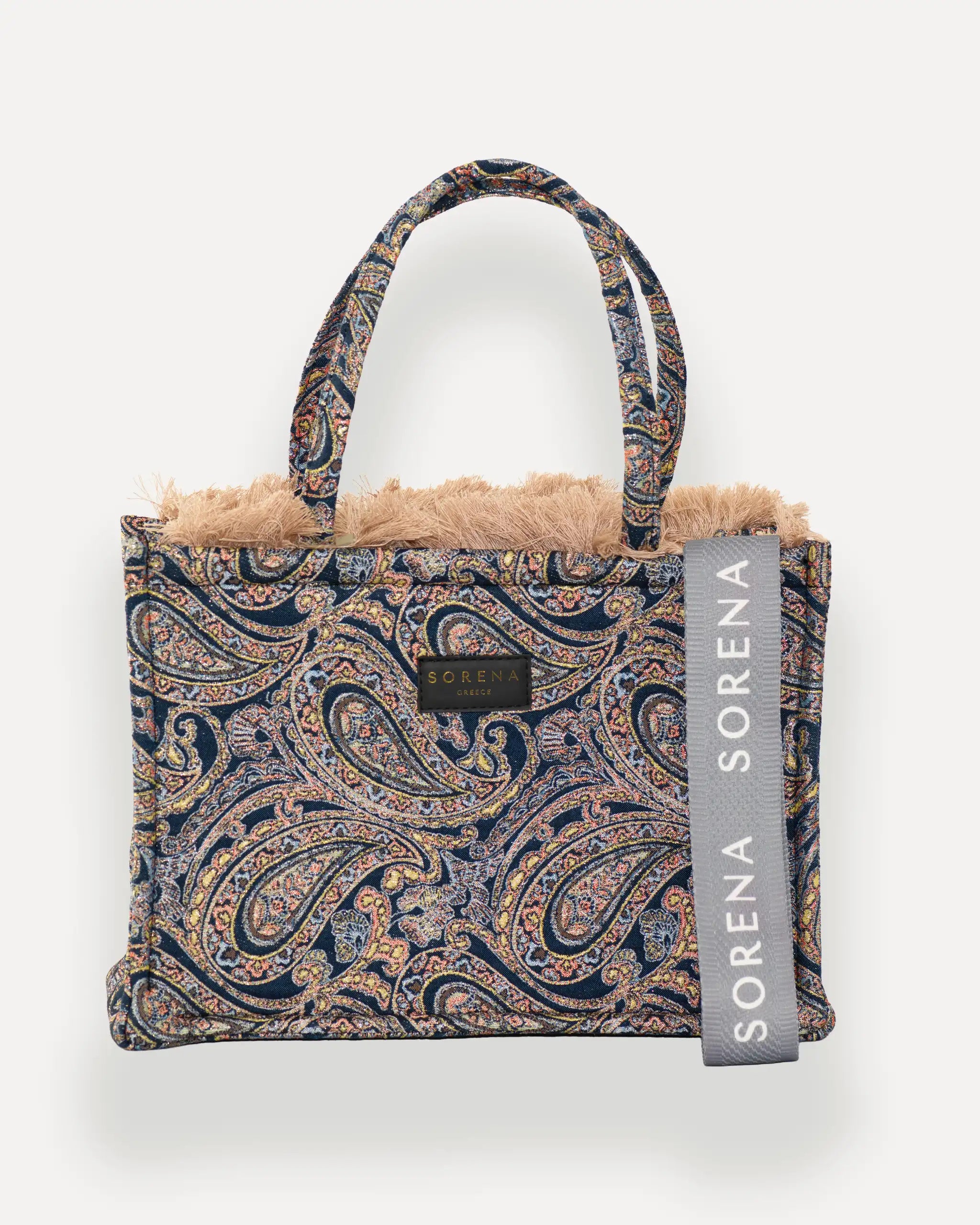 Frontansicht der Sorena Classic Medium Tote Bag – Paisley-Muster in Blau, Gold und Pink, flauschiger Rand, Label und vertikales Branding sichtbar, hochwertige shopper tasche damen schweiz mit Designfokus.