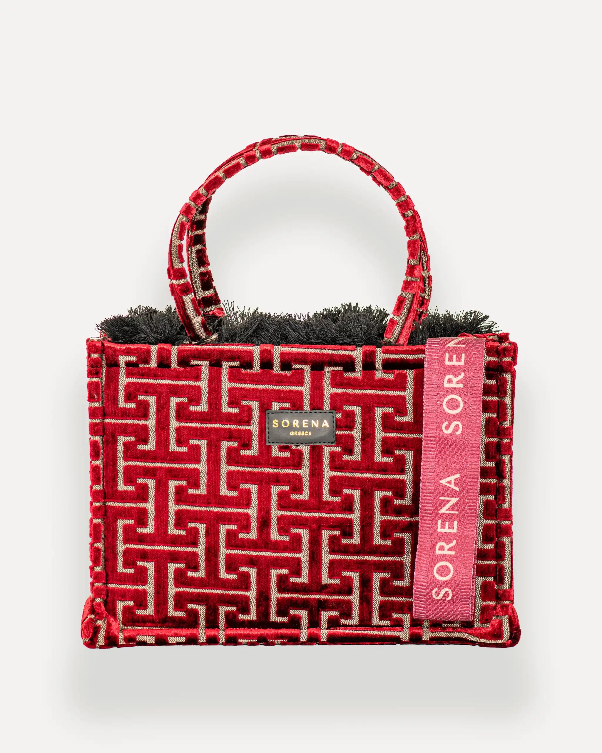 Frontansicht der Sorena Greece Medium Tote Bag – rotes geometrisches Muster, Fransen, Label und rosa Branding sichtbar, hochwertige shopper tasche damen schweiz mit Designfokus.