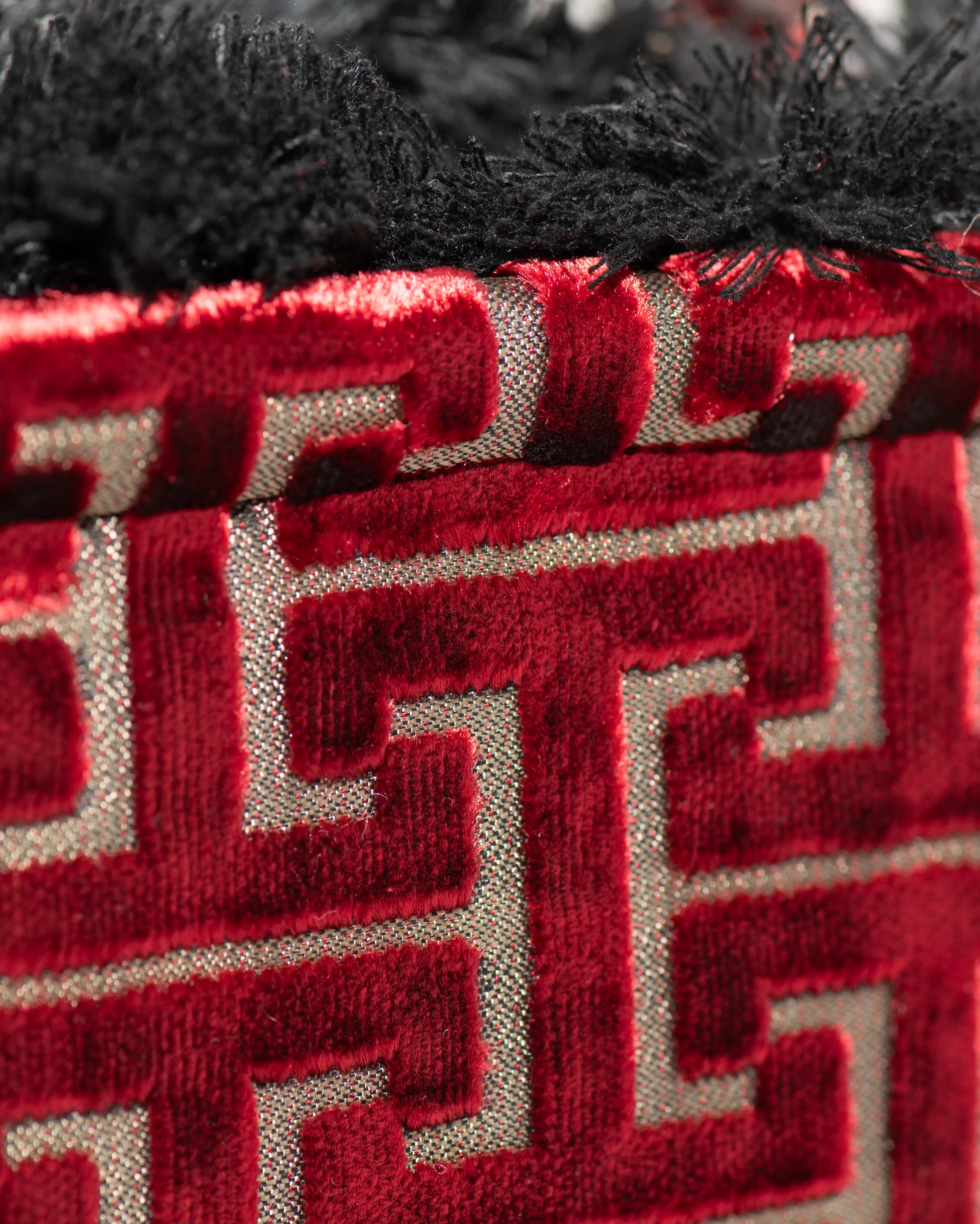 Detailansicht der Sorena Greece Tote Bag – strukturierte Oberfläche mit rotem Webmuster, Label „SORENA GREECE“, vertikales Band mit Branding, perfekte tote bag für Business & Freizeit, handtaschen damen mit Statement.