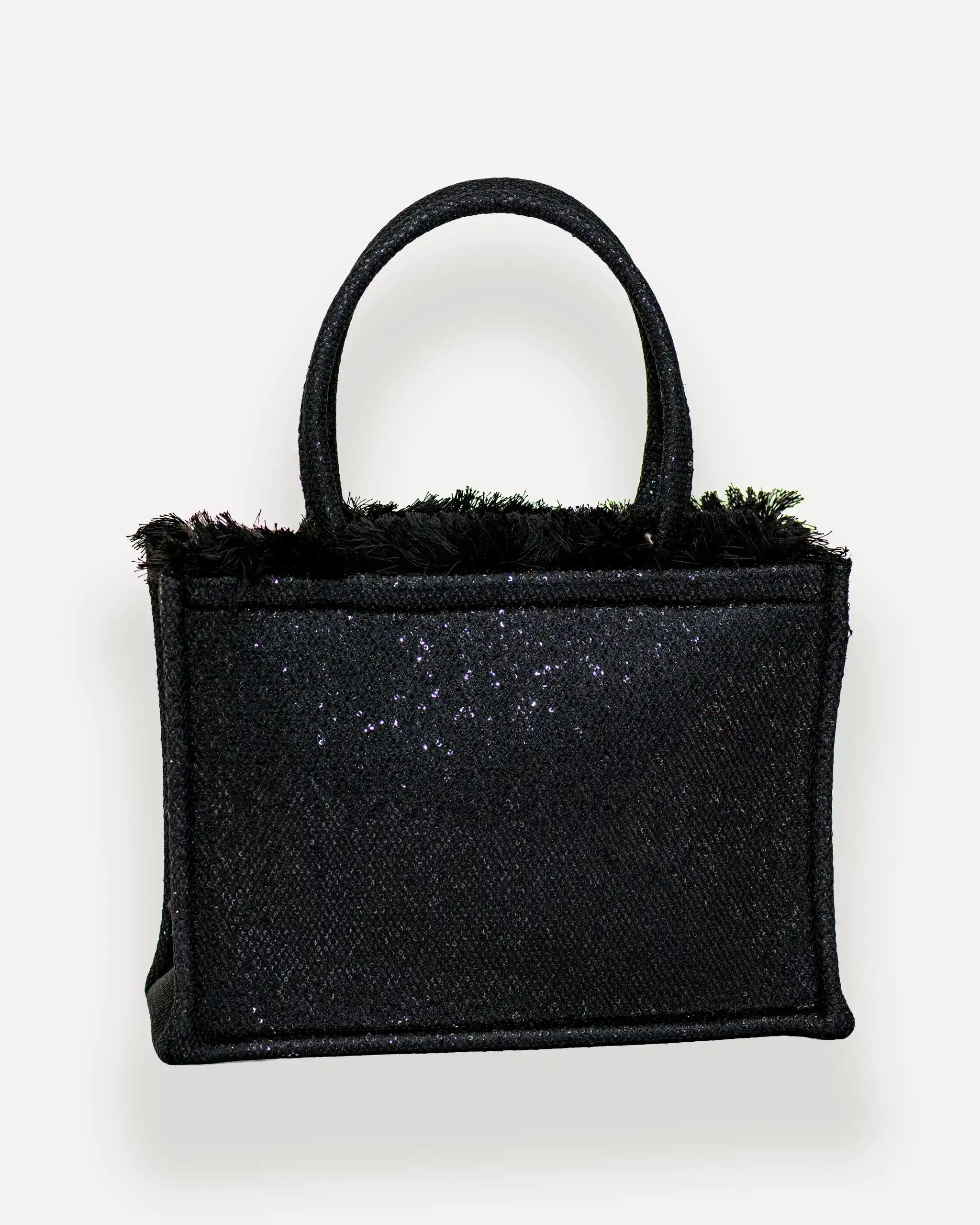 Rückansicht der Sorena Greece Medium Tote Bag – handgemachte shopper bag mit schwarzer Glitzerstruktur und Fransen, stilvolle tote bag für Damen, bags schweiz mit mediterranem Flair.