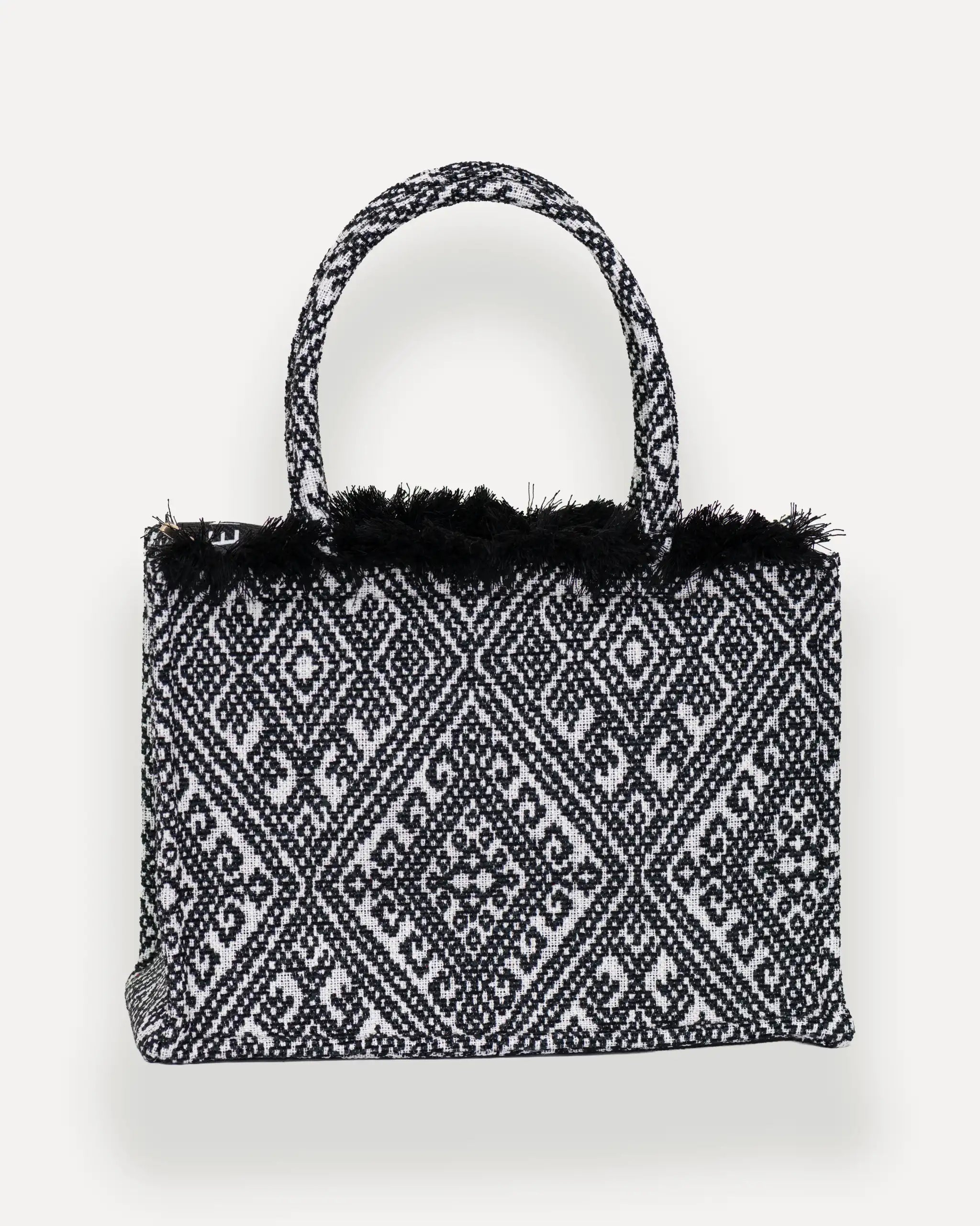 Rückansicht der Sorena Greece Medium Tote Bag – handgemachte shopper bag mit geometrischem Muster und Fransen, stilvolle tote bag für Damen, bags schweiz mit mediterranem Flair.