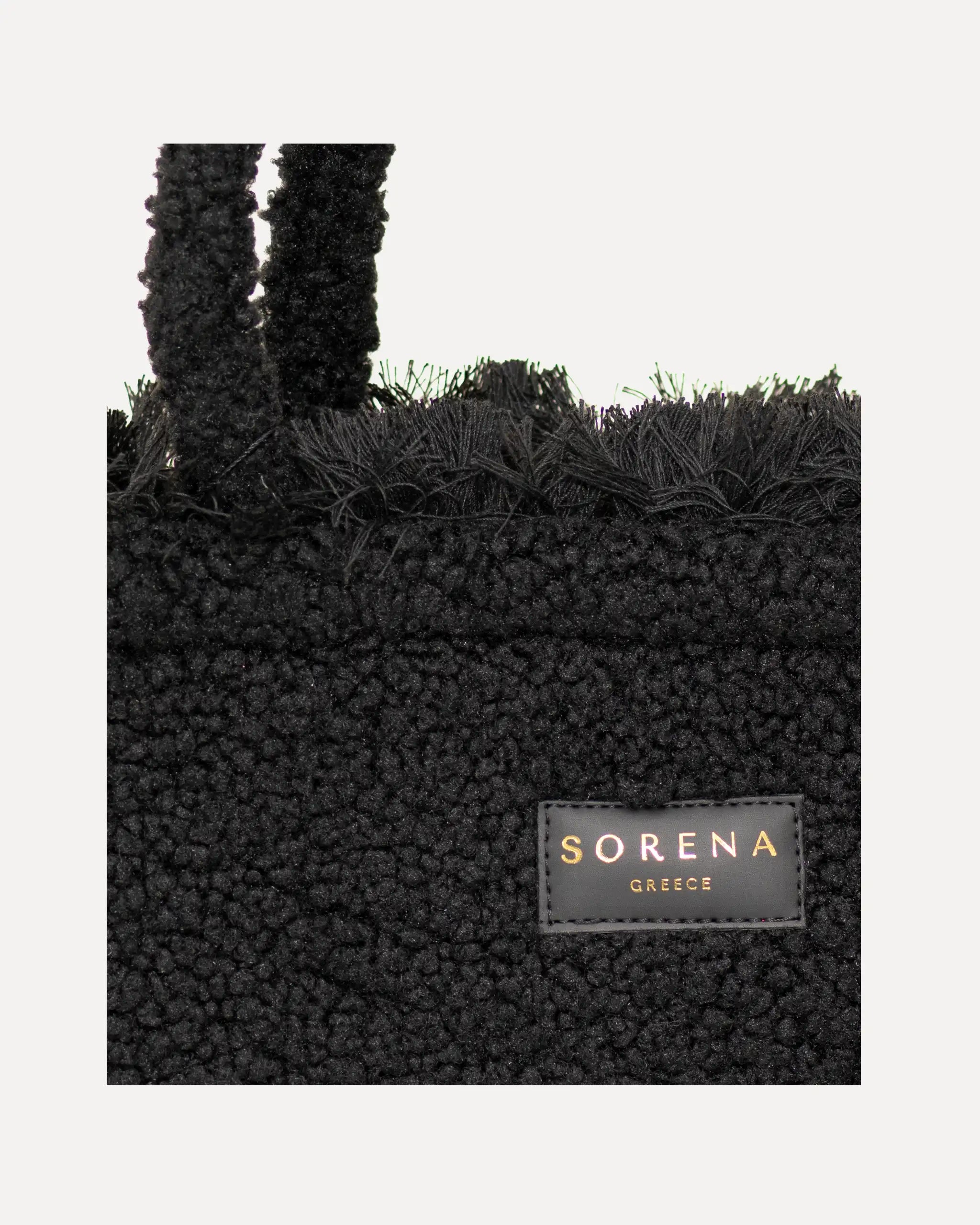Detailansicht der Sorena Greece Tote Bag – flauschige Bouclé-Struktur, Label „SORENA GREECE“, vertikales Band mit Branding, perfekte teddy tasche für Business & Freizeit, handtaschen damen mit Statement.