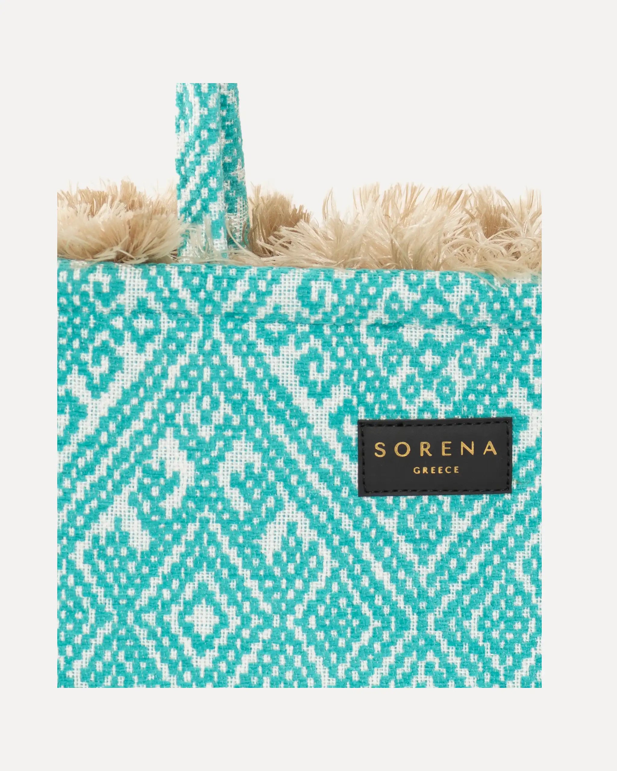 Detailansicht der Sorena Greece Tote Bag – strukturierte Oberfläche, Label „SORENA GREECE“, vertikales Band mit Branding, perfekte tote bag für Business & Freizeit, handtaschen damen mit Statement.