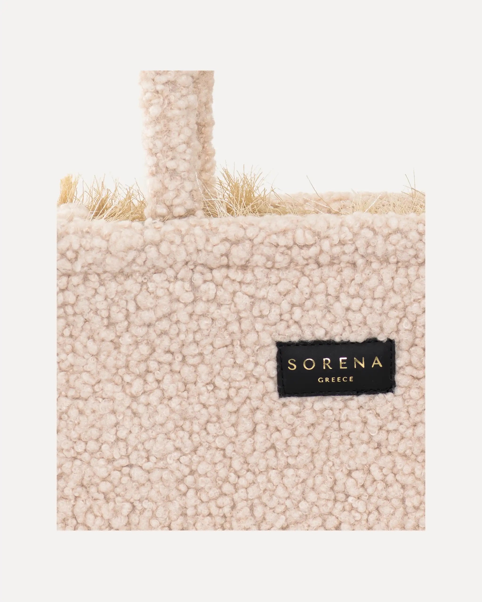 Detailansicht der Sorena Greece Tote Bag – flauschige Struktur, Label „SORENA GREECE“, vertikales Band mit Branding, perfekte teddy tasche für Business & Freizeit, handtaschen damen mit Statement.