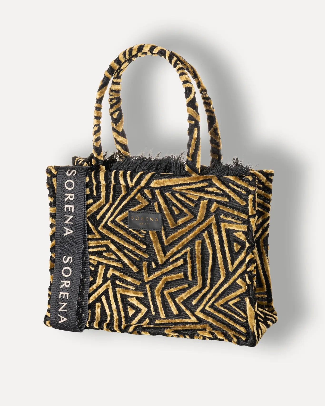 Linke Seite Sorena Greece Sylvana Medium Tote Bag, Seitenansicht schwarzer Canvas goldocker Samtvelour Maze Muster Fransenkante Sorena Logo Webband, Shopper 36x26cm handgefertigt Griechenland