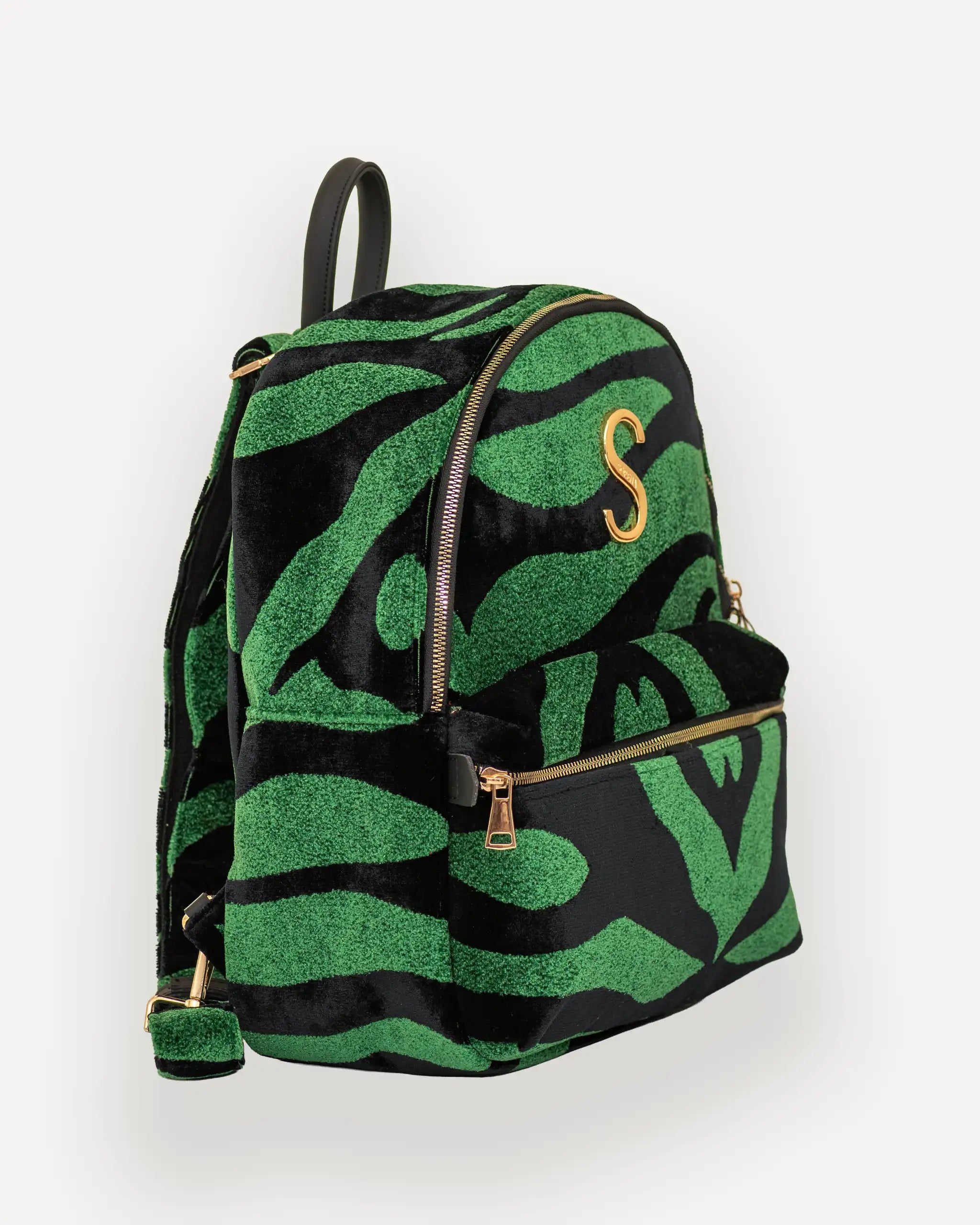 Seitenansicht rechts des SIMORA Rucksacks mit goldener Hardware – rucksack kaufen schweiz, ideal als tagesrucksack für Damen mit Stil und Funktion. Nachhaltige rucksäcke mit Charakter.