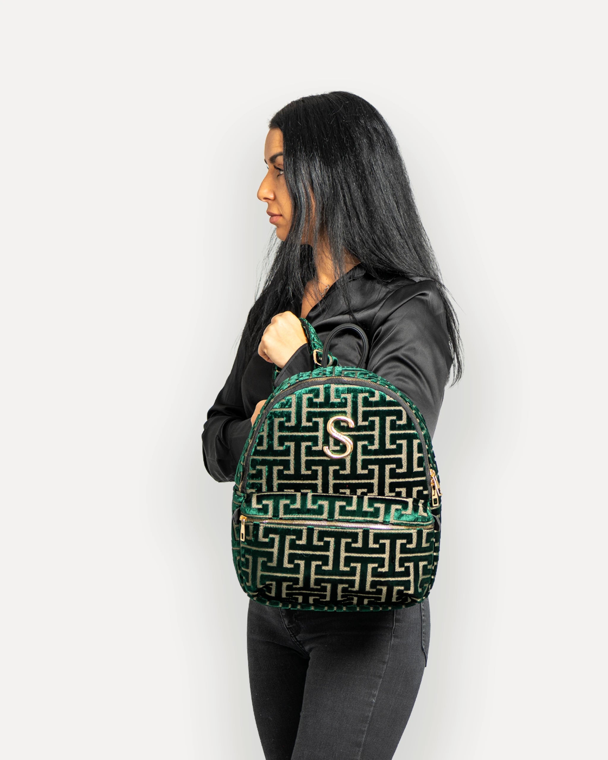 Model mit SORENA Rucksack seitlich getragen – stylischer rucksack für Damen, nachhaltig und handgemacht. Ideal für Office, Reisen und Freizeit.