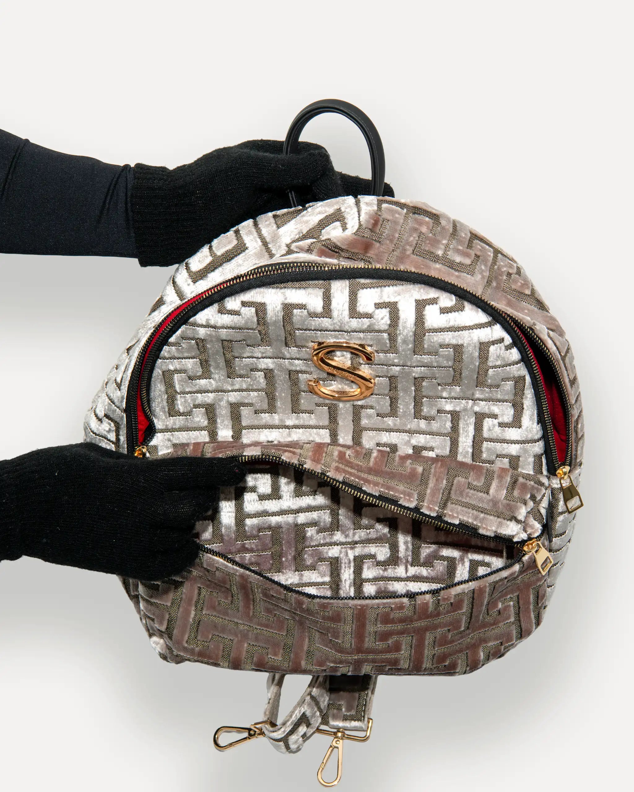 Innenleben des SORENA Rucksacks und Reissverschlussfach – nachhaltiger rucksack für Damen, handgemacht in Europa, ideal für Alltag und Business.