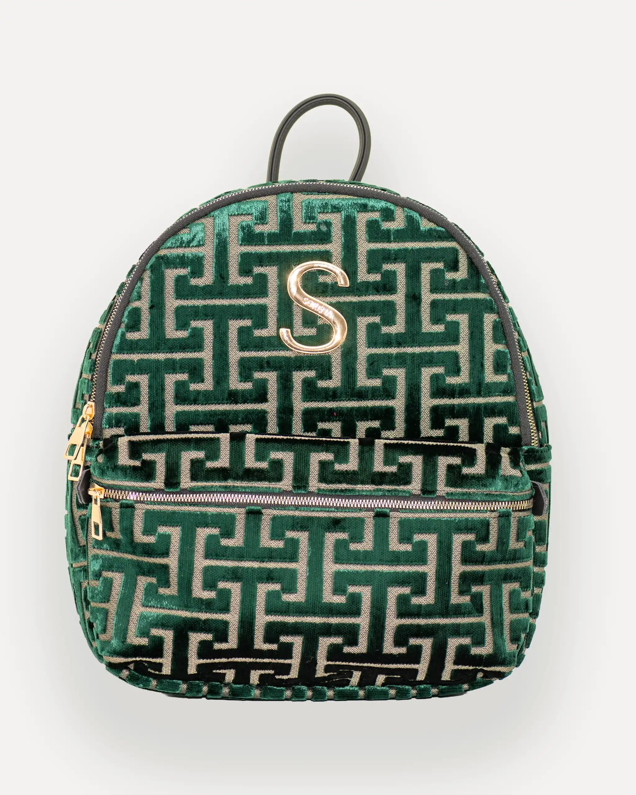 Frontalansicht des SORENA Rucksacks mit goldener „S“-Applikation – tagesrucksack für Damen, nachhaltig, stilvoll und sofort verfügbar in der Schweiz.