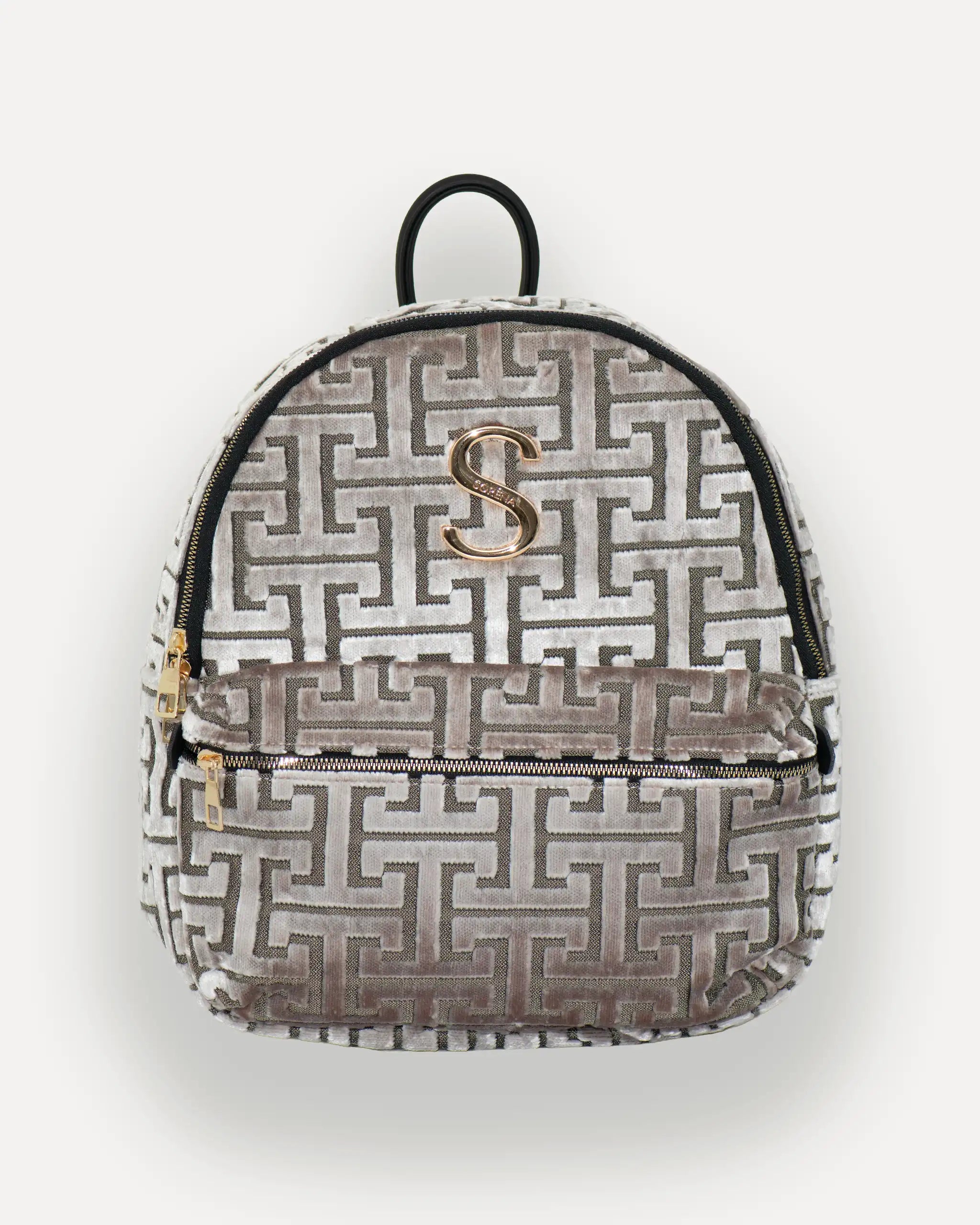 Frontalansicht des SORENA Rucksacks mit goldener „S“-Applikation – tagesrucksack für Damen, nachhaltig, stilvoll und sofort verfügbar in der Schweiz.